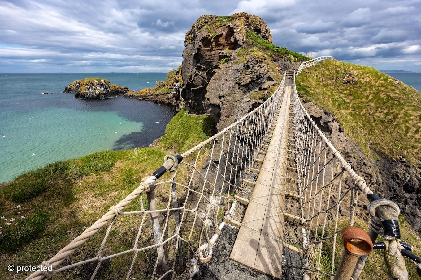 Belfast Small-Group Tour: Giant's Causeway & Carrick-a-Rede Rope Bridge