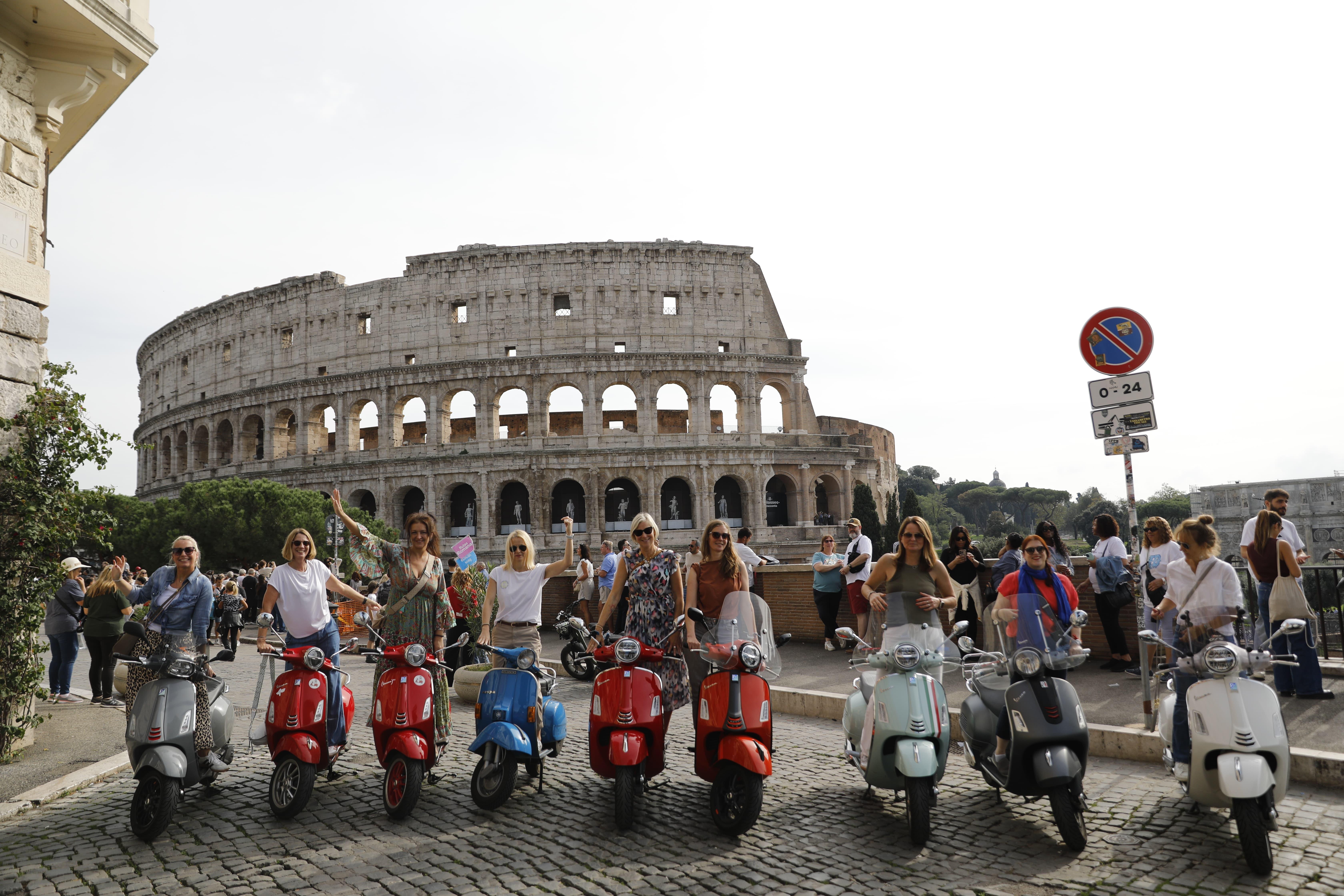 Rome vespa photo tour photoshoot passenger city backdrops — image 17