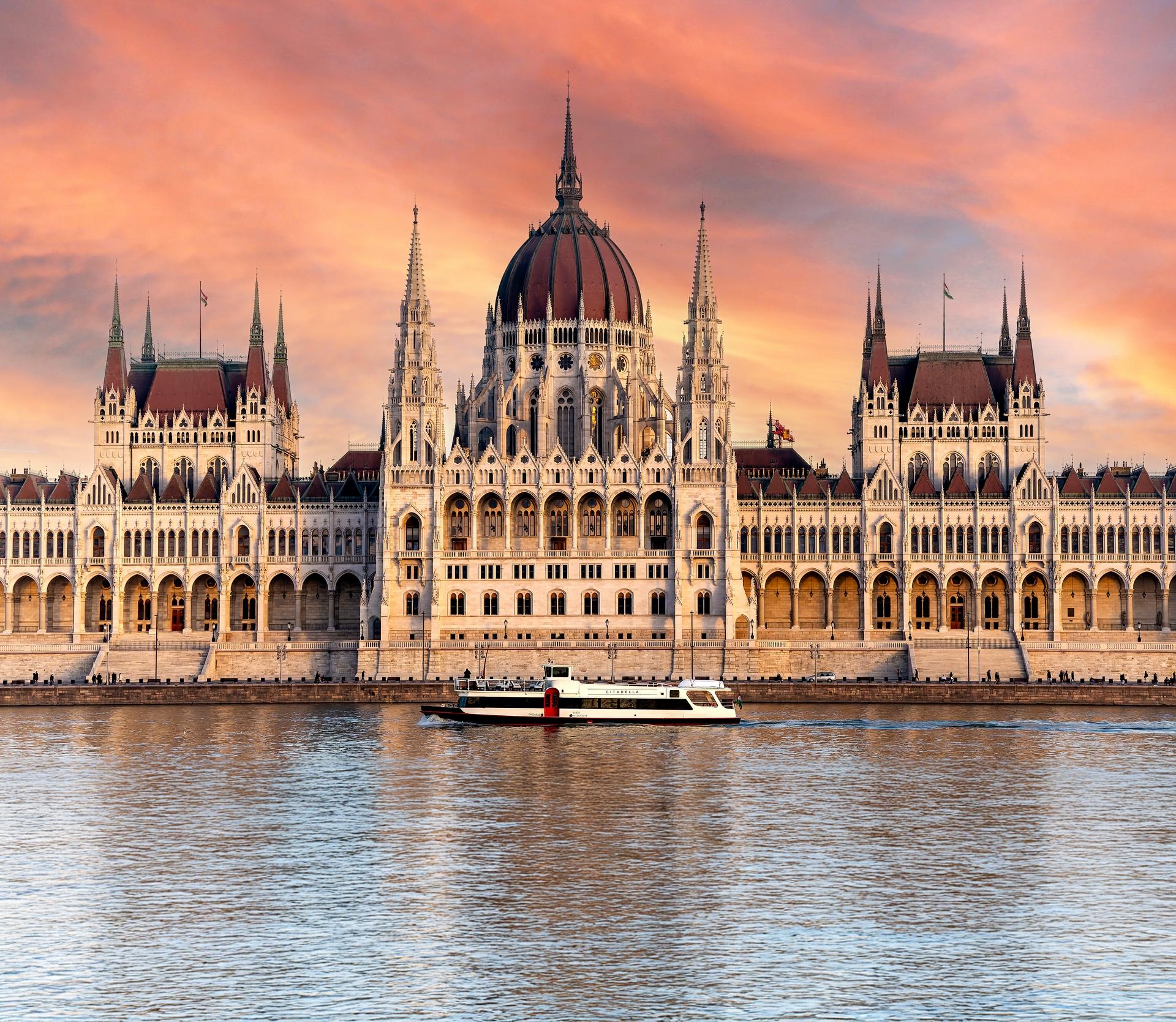 Budapest: Premium Sightseeing Cruise with Tokaj Frizzante