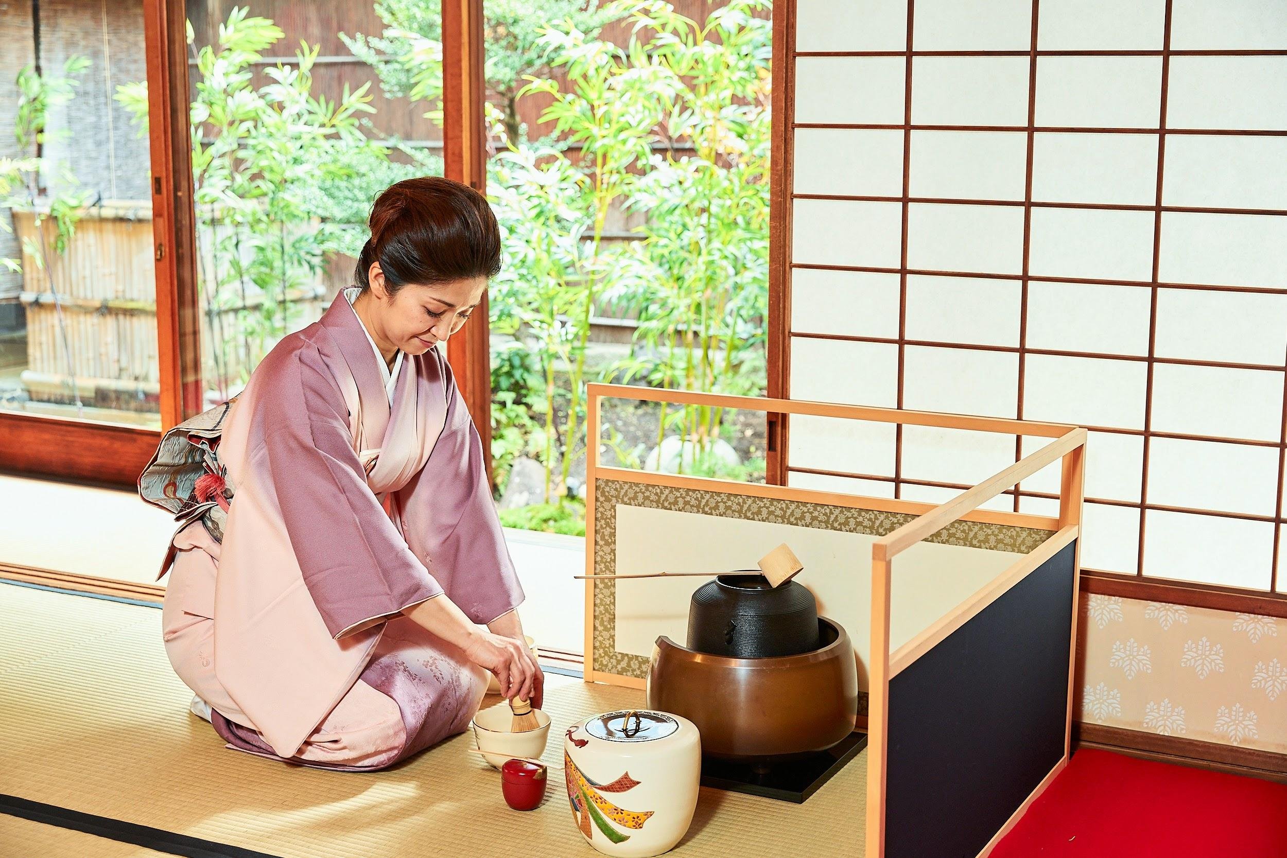 Karasumashijo: Kimono Tea Ceremony with Matcha and Sweet
