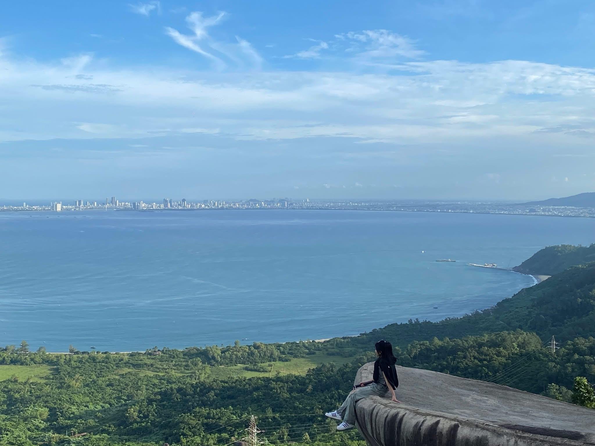 Hue Imperial City & Hai Van Pass Private Rail Tour