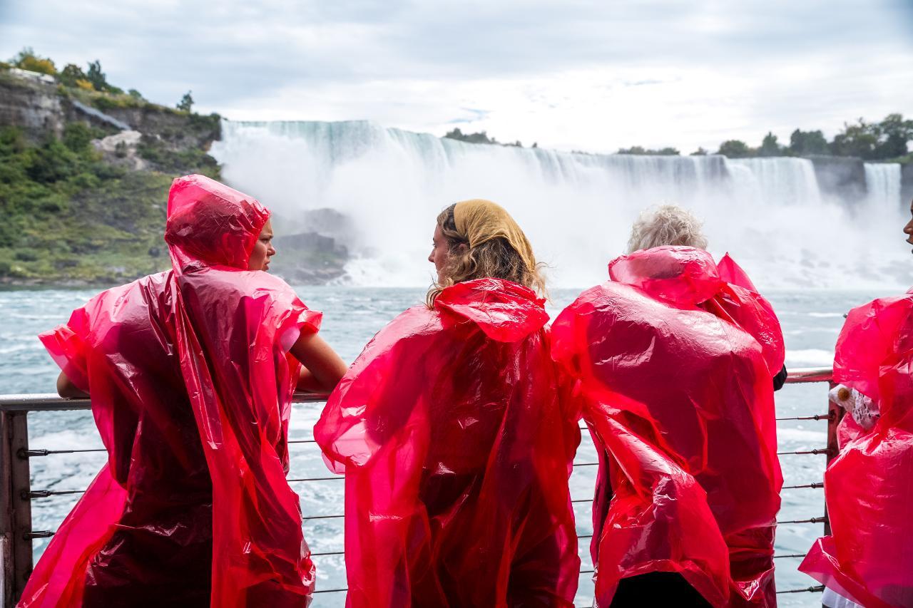 Niagara Falls Small Group Walking Tour with Boat Cruise