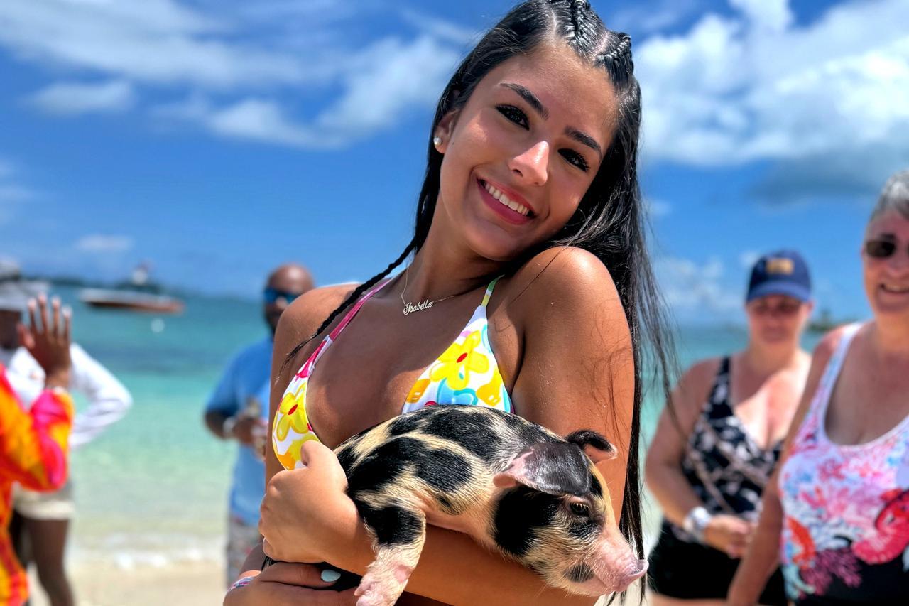 Nassau Swimming Pigs & Snorkel Catamaran Tour with Beach Club Lunch