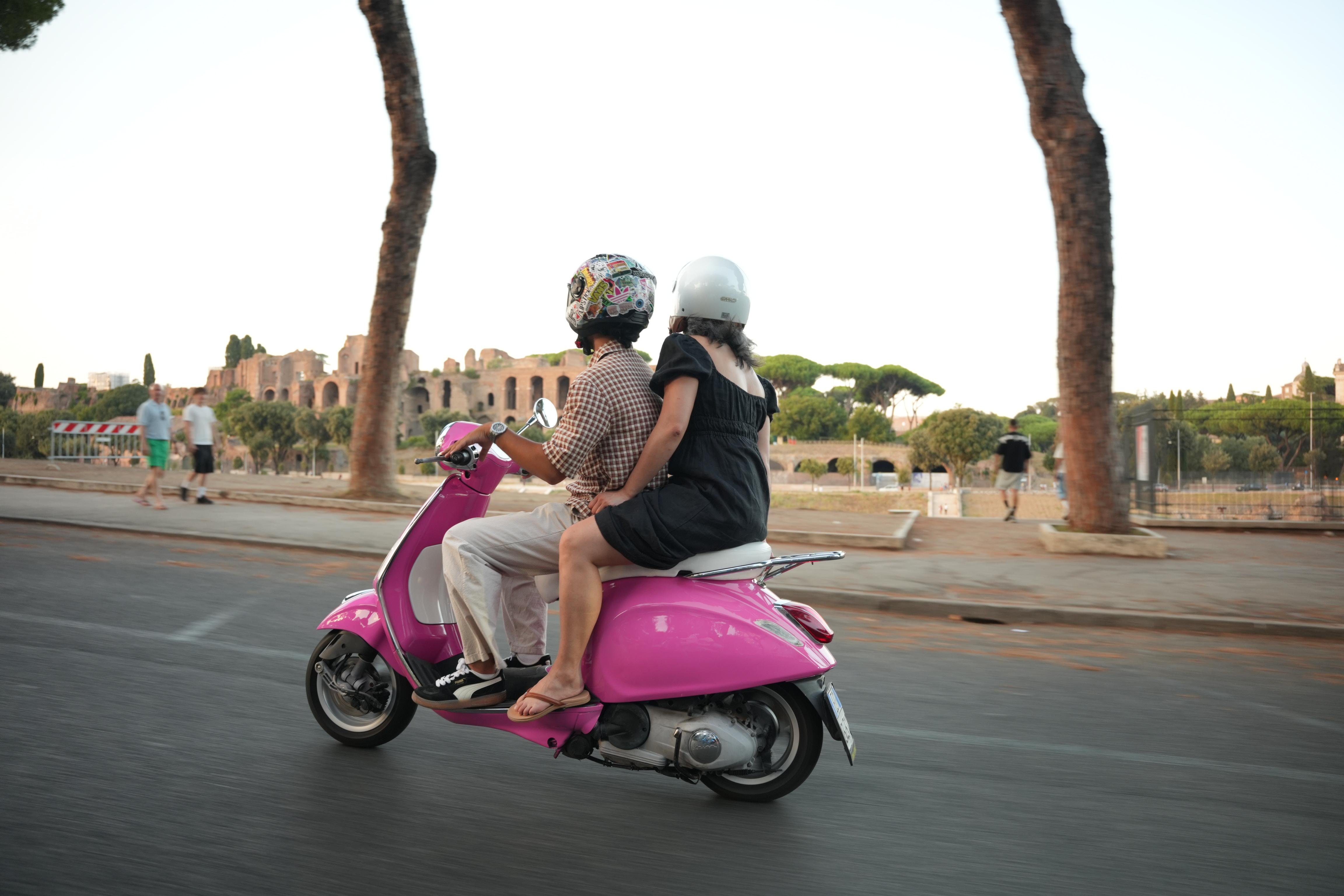 Rome vespa photo tour photoshoot passenger city backdrops — image 37