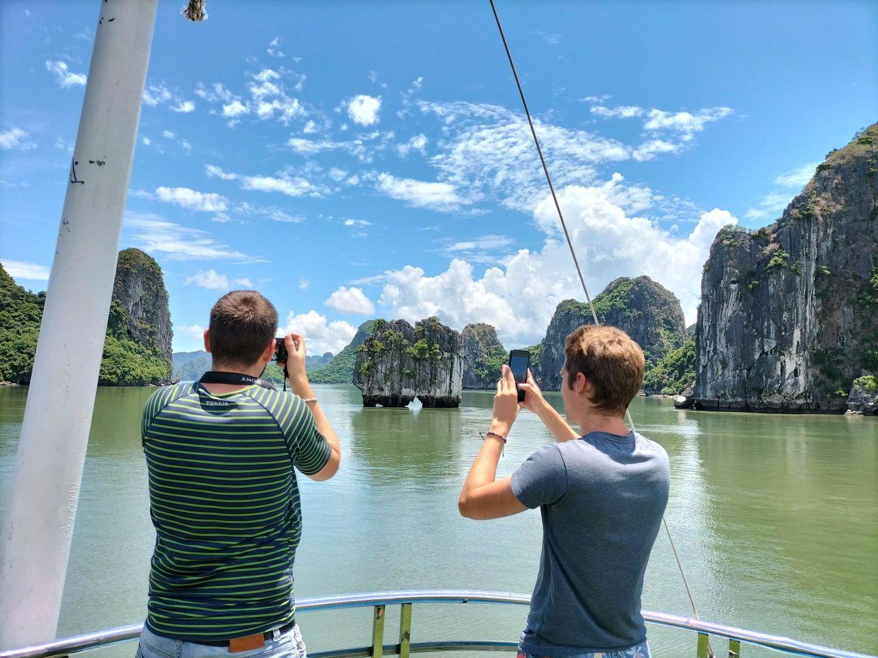 Ha Long Bay Day Trip from Hanoi: Luxury or Standard Cruise with Lunch