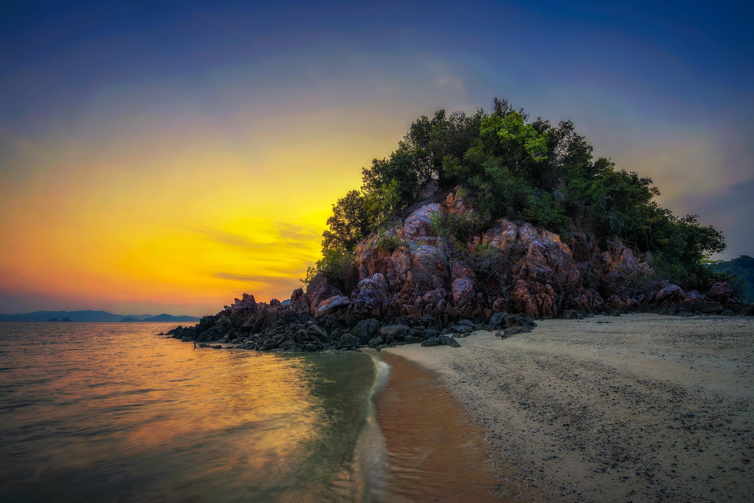 Krabi Hong Island Sunset & Bioluminescent Plankton Tour with BBQ Dinner