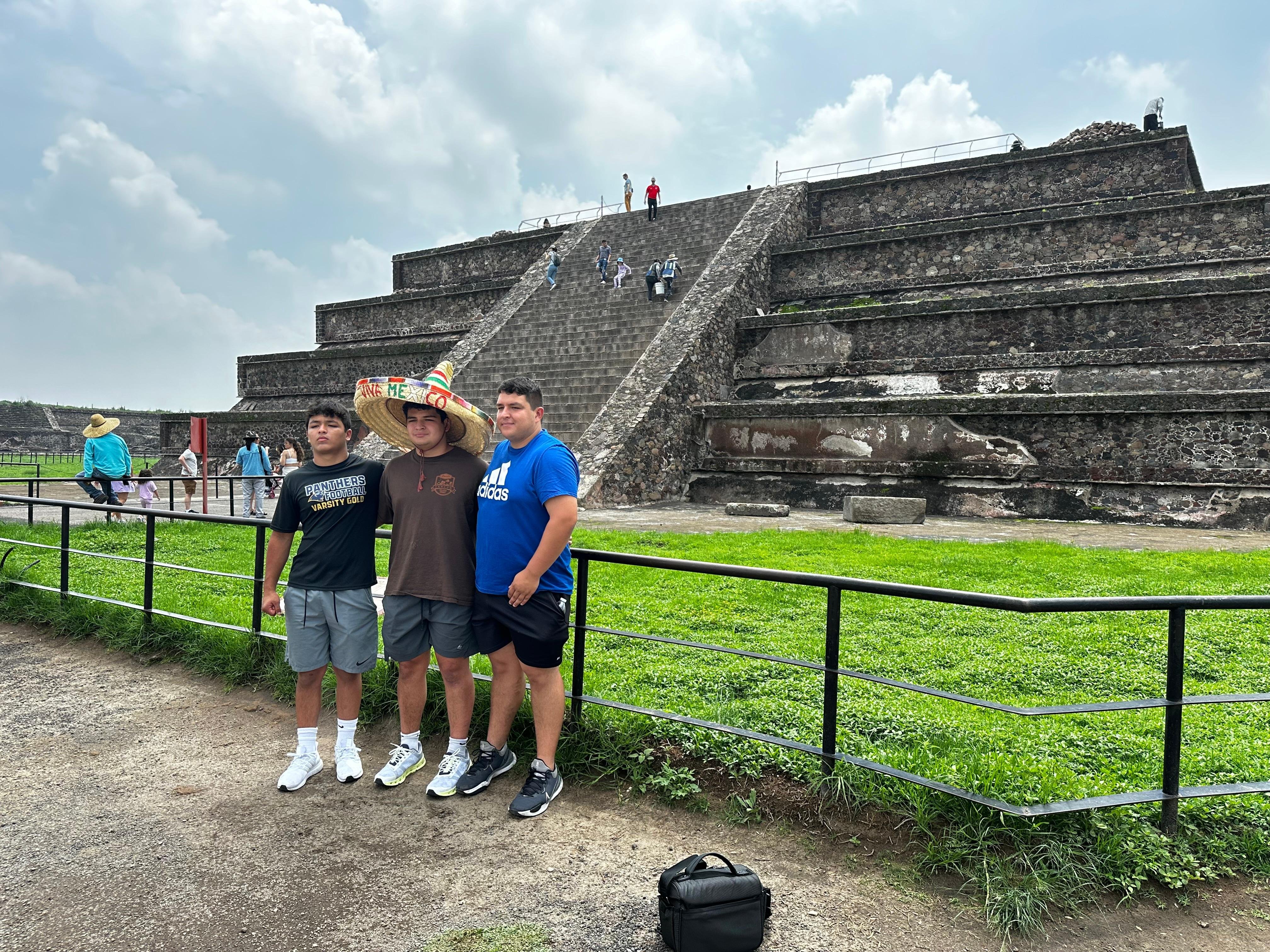 Private Teotihuacan Pyramids & Guadalupe Basilica Excursion