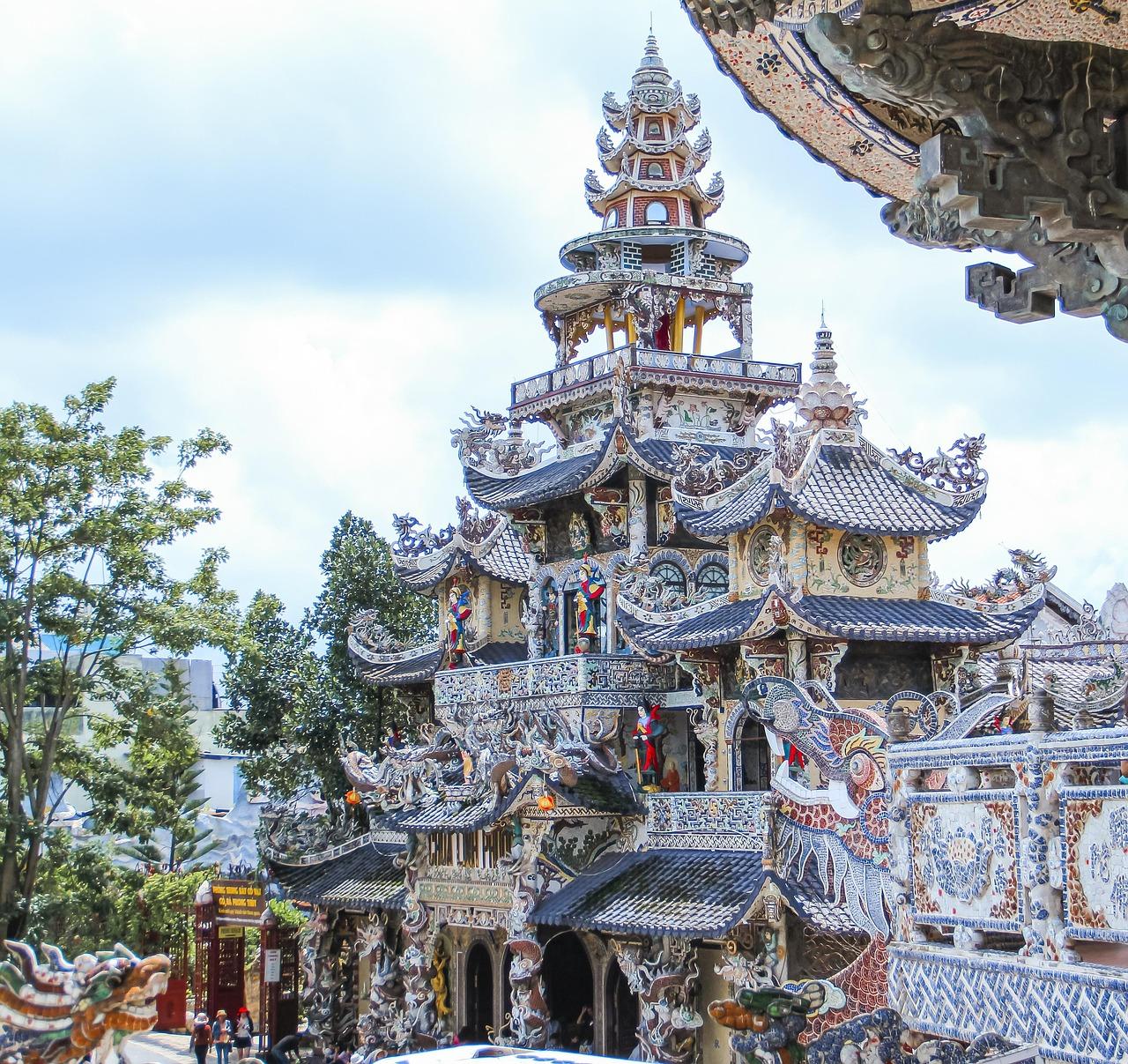 Da Lat Morning Explorer: Pagodas, Tea & Hidden Bridges