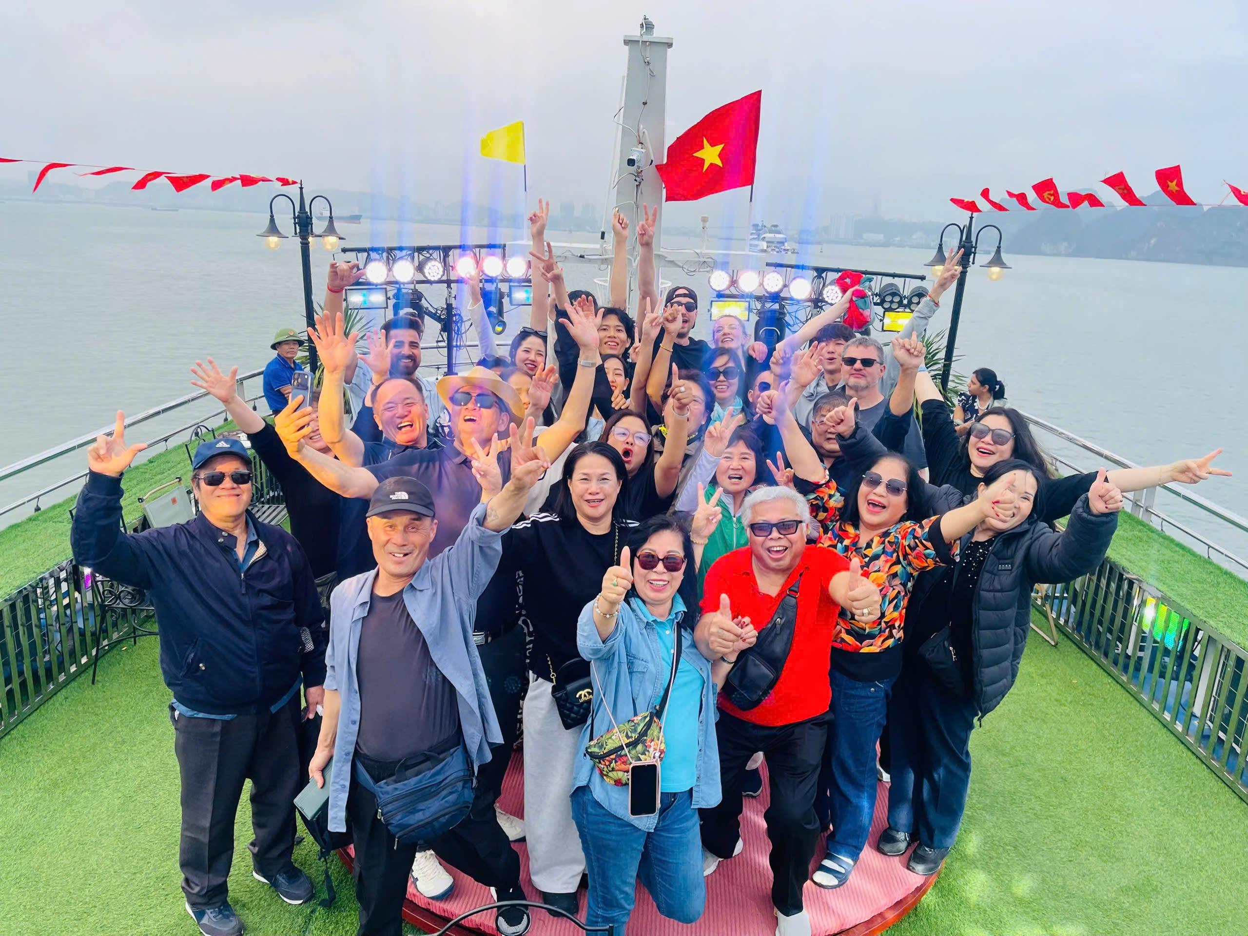 Luxury Ha Long Bay Day Cruise with Buffet & Kayaking