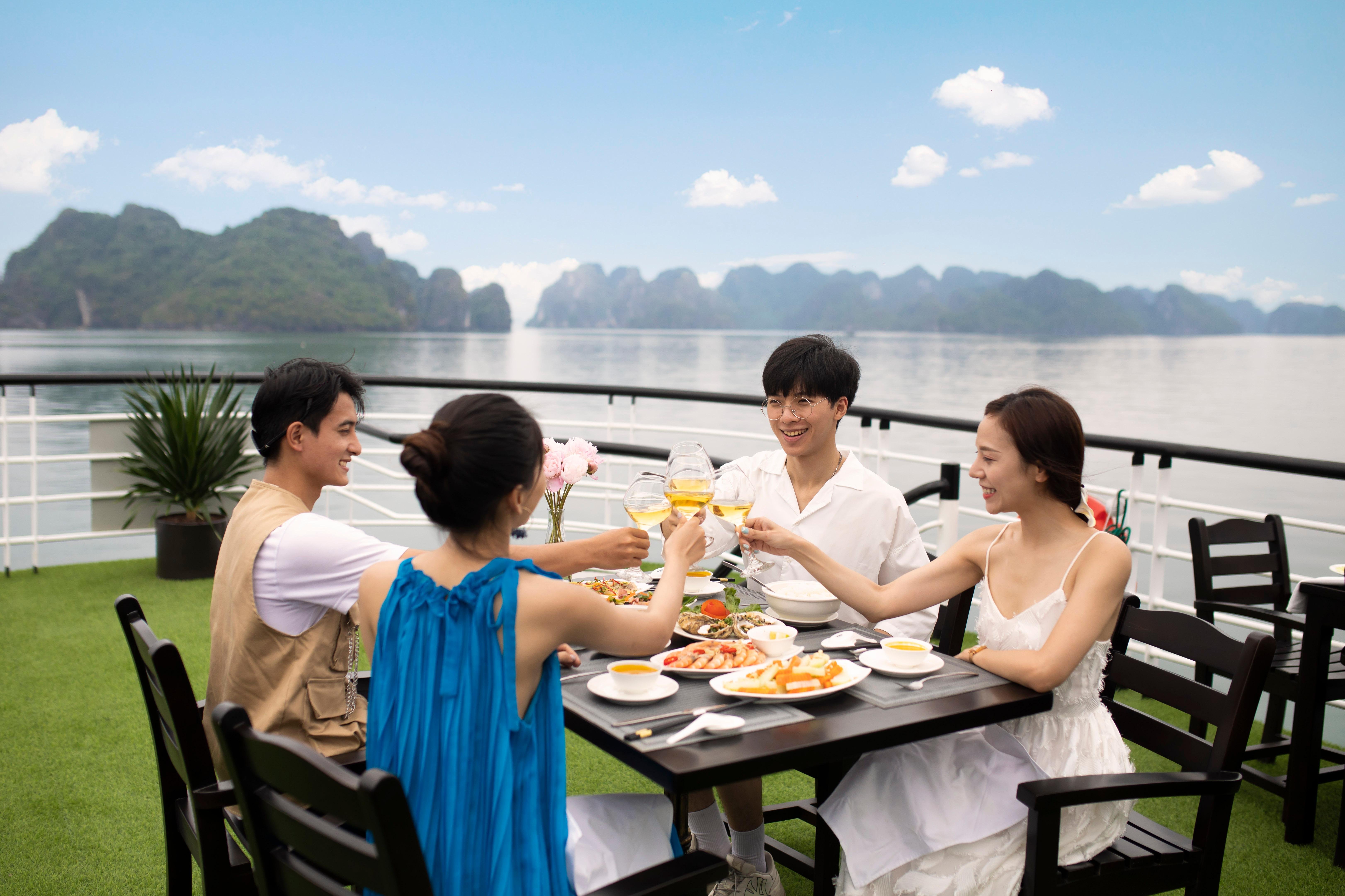 Hanoi: Bai Tu Long Bay Day Cruise with Cave, Kayak & Lunch