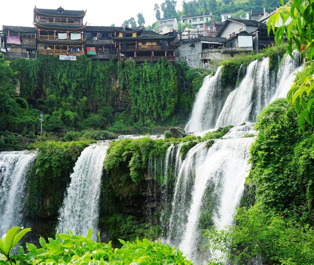 Zhangjiajie to Fenghuang & Furong Waterfall Town: Private Day Tour