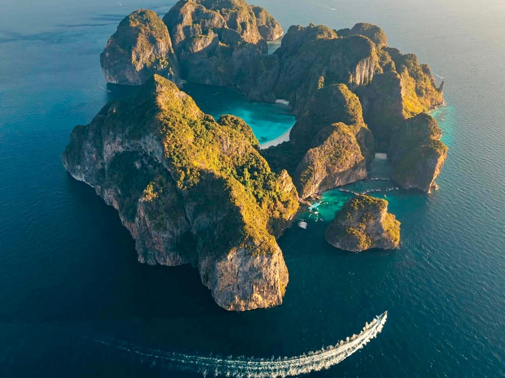 Phi Phi Islands Speedboat Day Trip with Maya Bay & Lunch