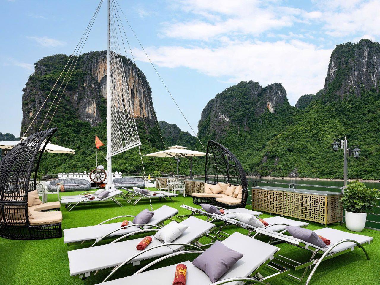 Ha Long Bay Day Trip from Hanoi: Luxury or Standard Cruise with Lunch