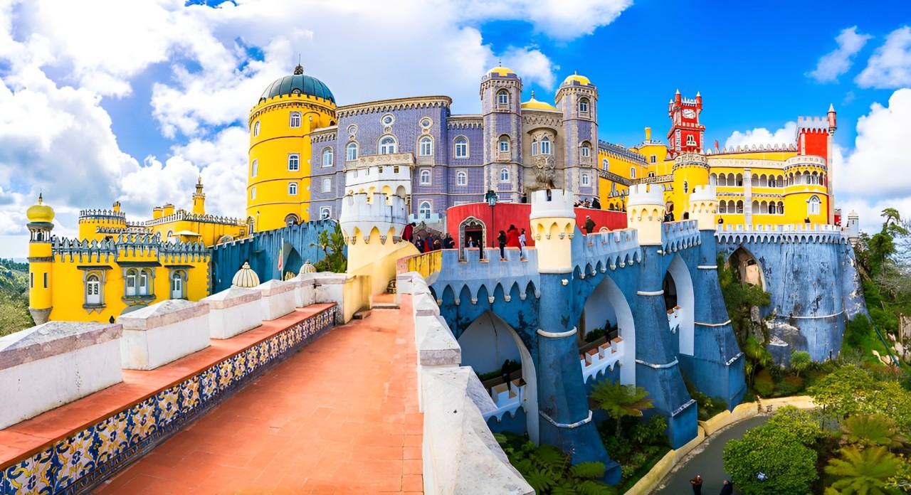 Sintra, Pena Palace, Regaleira, Cabo da Roca & Cascais Day Tour from Lisbon