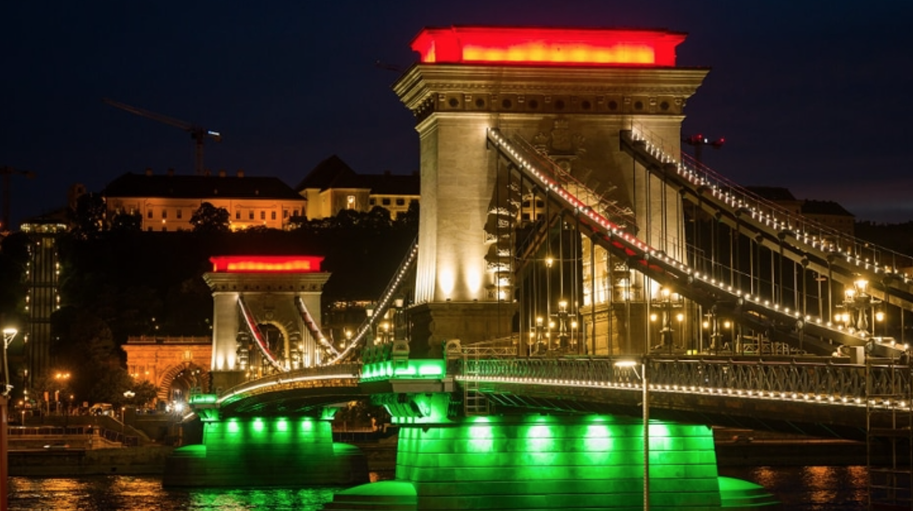 Budapest: GLOW Sightseeing Cruise with Welcome Drink