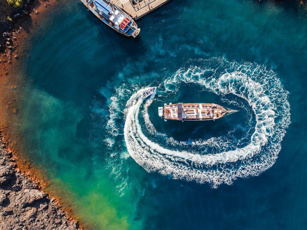 Santorini: Volcanic Islands Cruise with Hot Springs Visit
