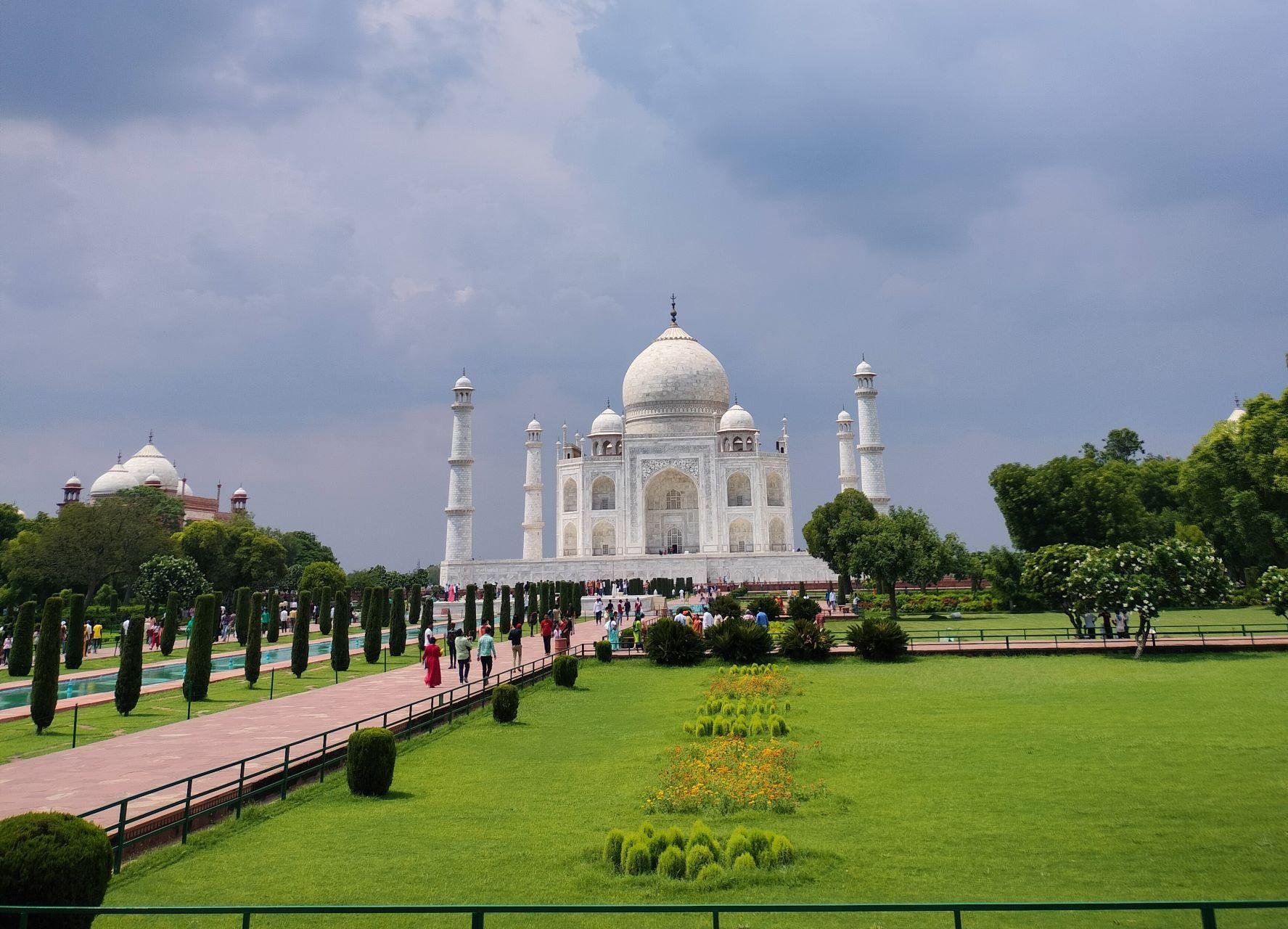 Taj Mahal Guided Tour with Traditional Saree or Kurta Experience