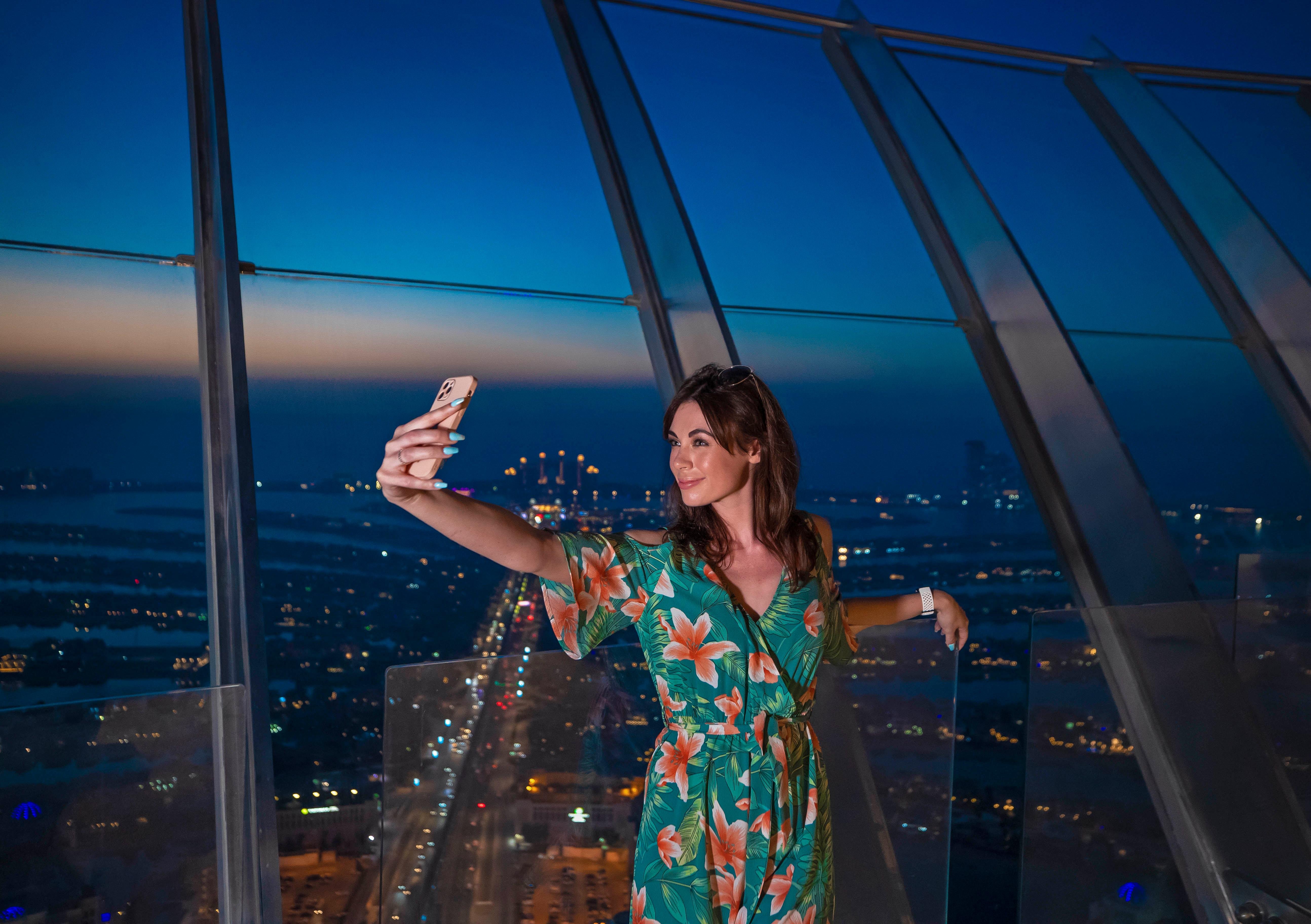 Dubai: Palm Tower Observation Deck & Afternoon Yacht Cruise
