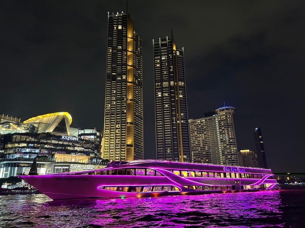Chao Phraya River Luxury Dinner Cruise in Bangkok