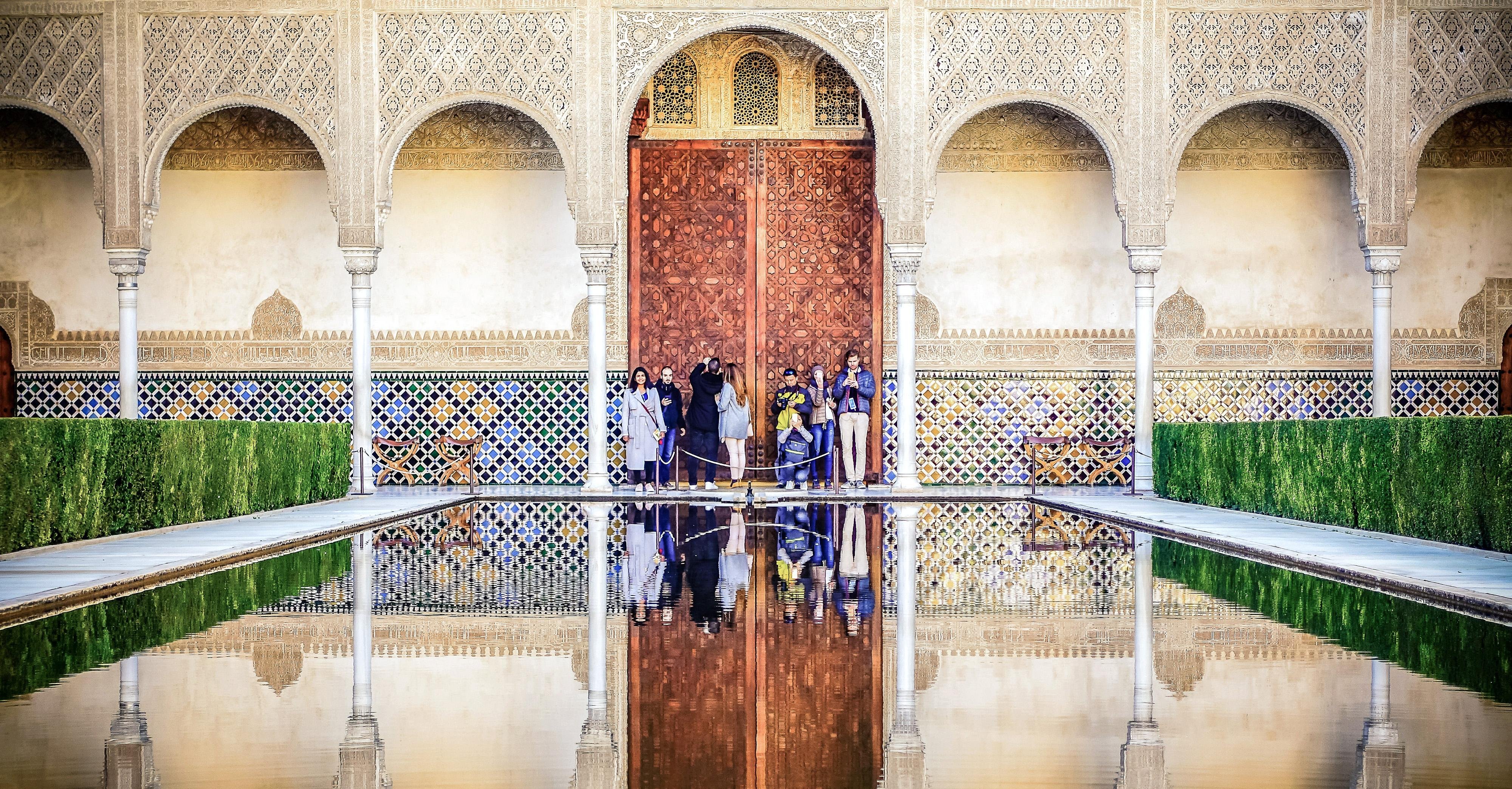 Small Group Alhambra Tour with Nasrid Palaces Access