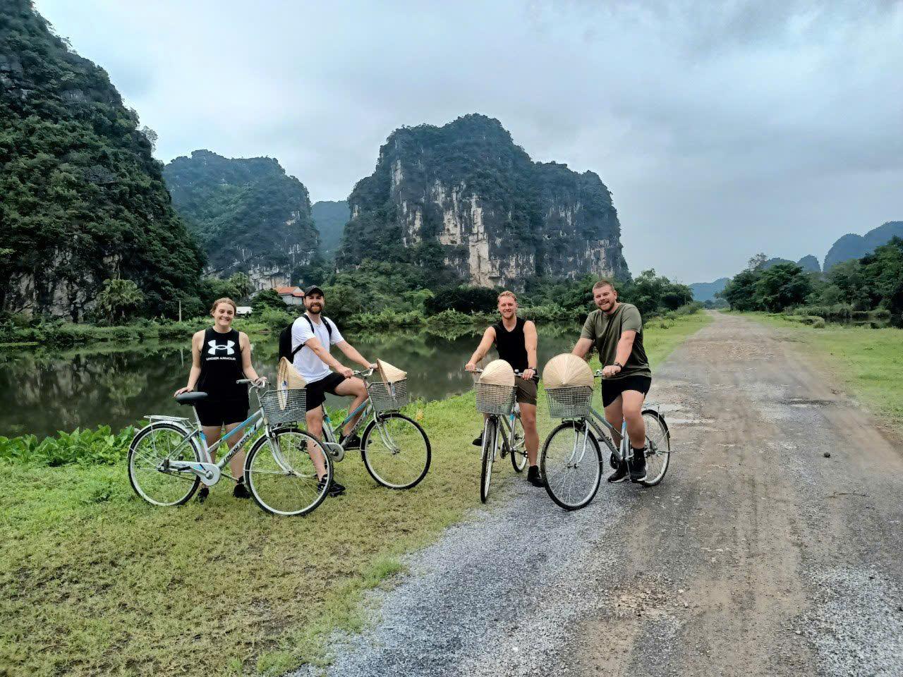 Hanoi to Ninh Binh: Hoa Lu, Tam Coc or Trang An & Mua Cave Day Tour