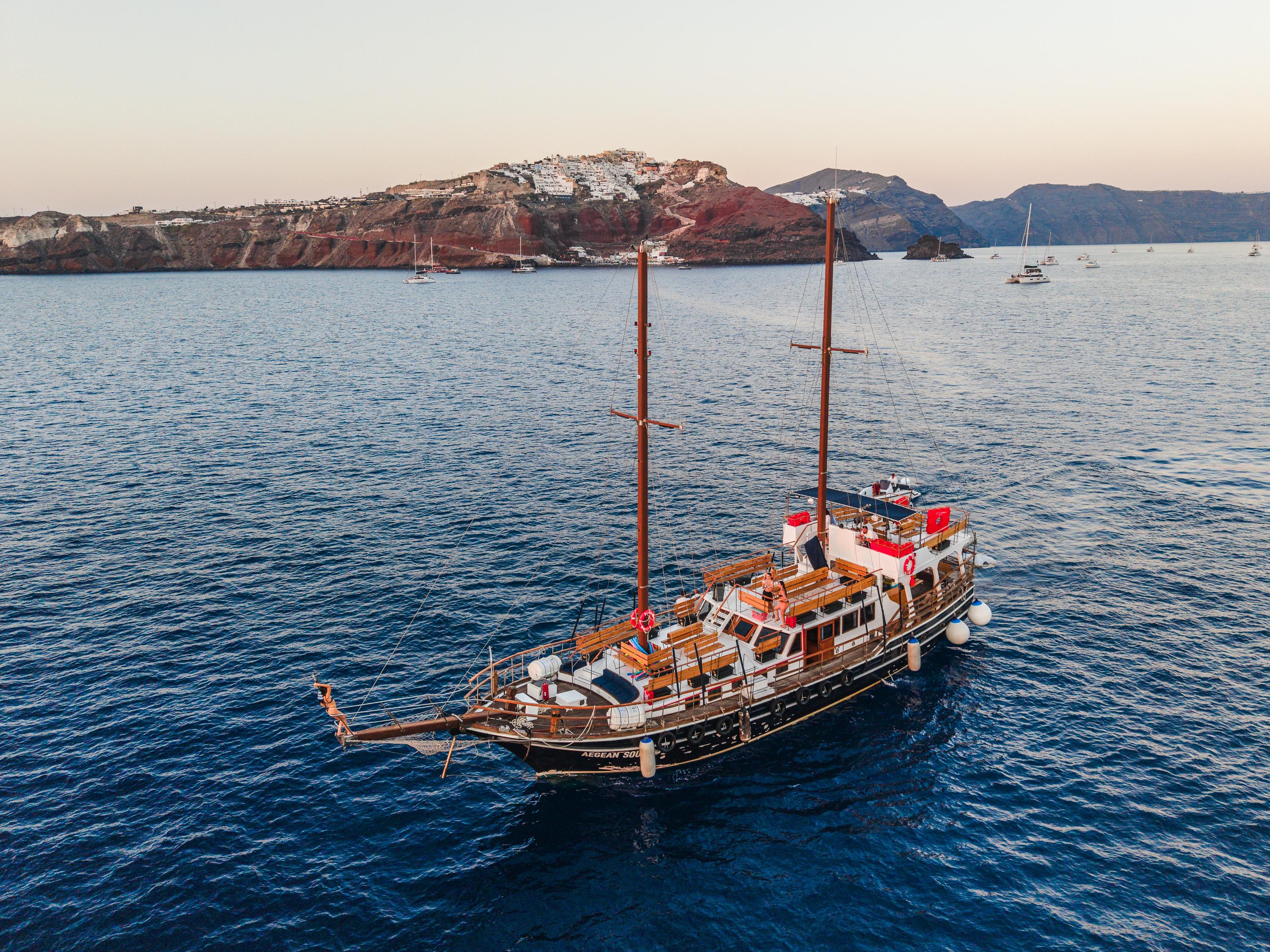 Santorini: Volcanic Islands Cruise with Hot Springs Visit