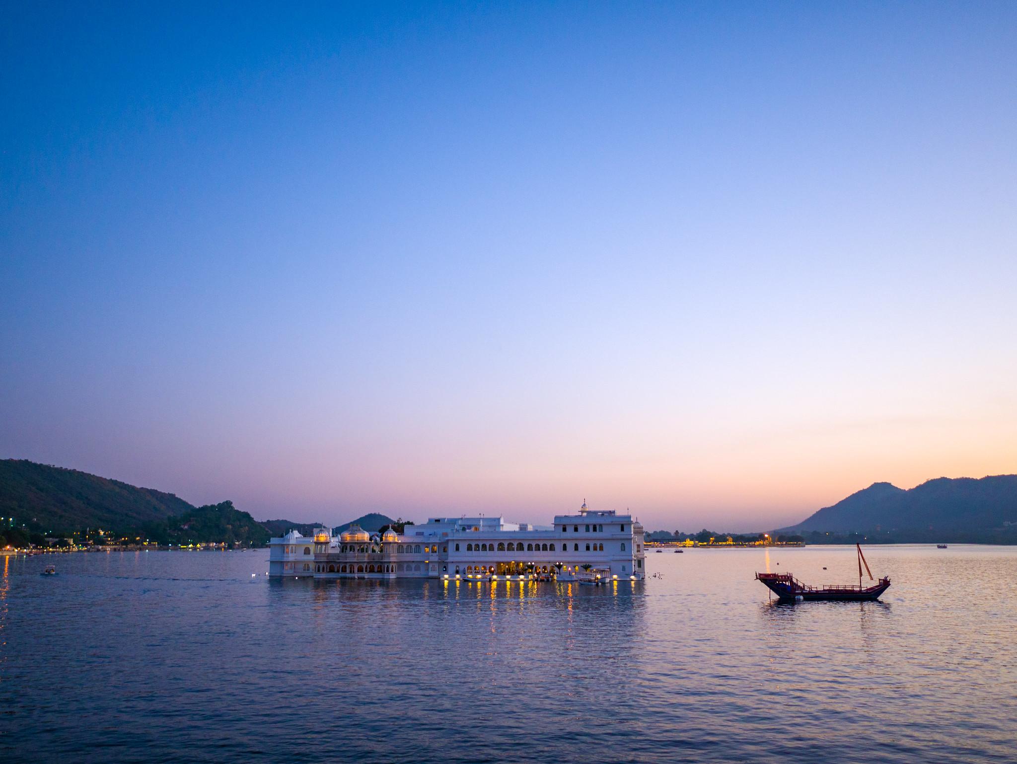 Udaipur Full-Day Highlights: Palaces, Lakes, and Heritage Tour