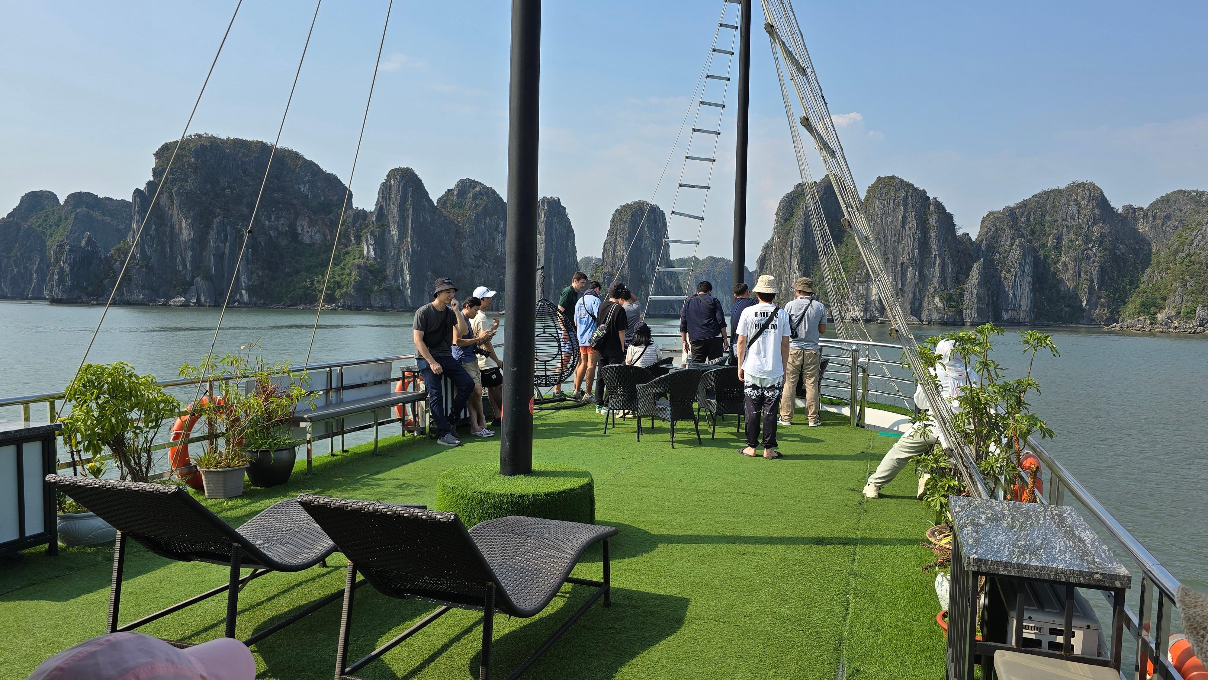 Private Ha Long Bay Full-Day Tour from Hanoi