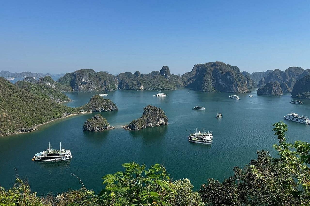 Private Ha Long Bay Luxury Cruise & Cave Tour from Hanoi