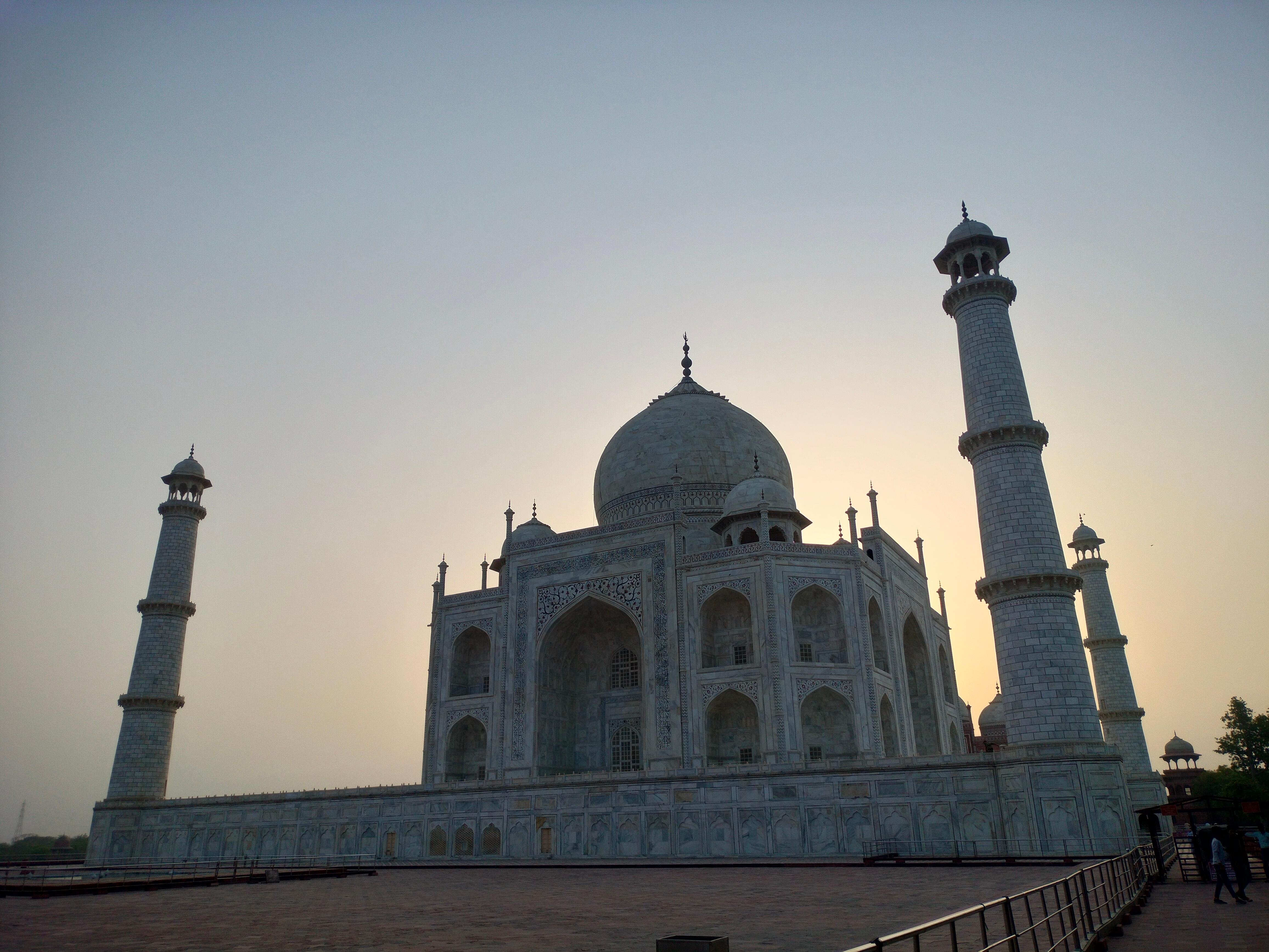 Taj Mahal Guided Tour with Traditional Saree or Kurta Experience