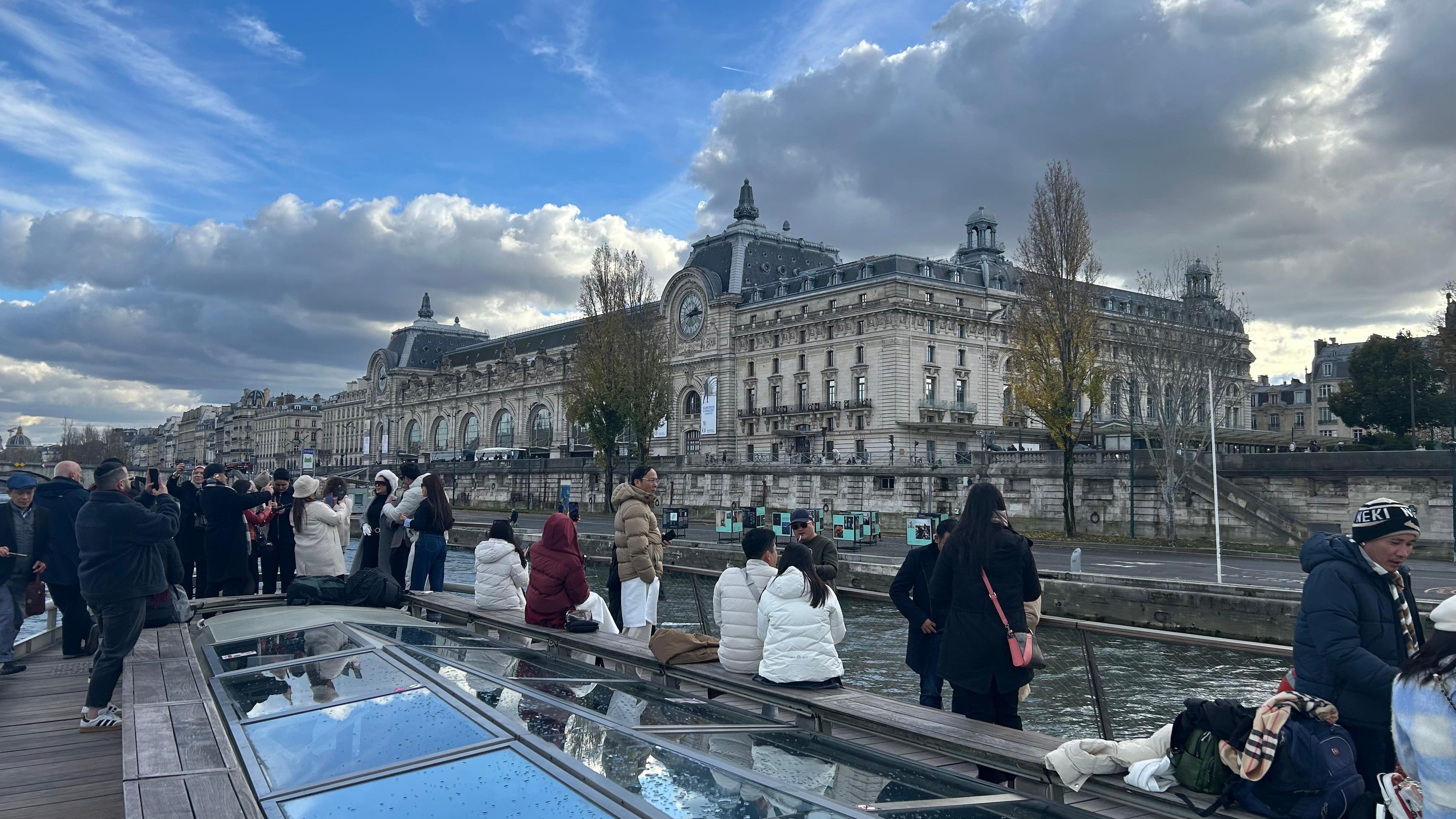 Paris: 1-Hour Seine River Sightseeing Cruise from the Eiffel Tower