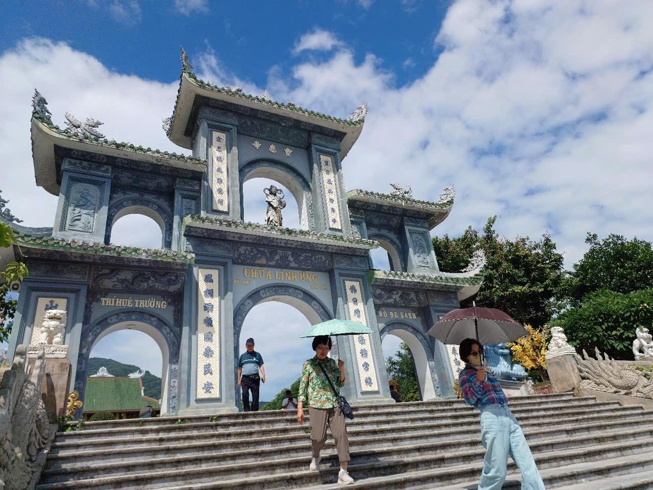 Hue & Hoi An: Private Scenic One-Way Transfer