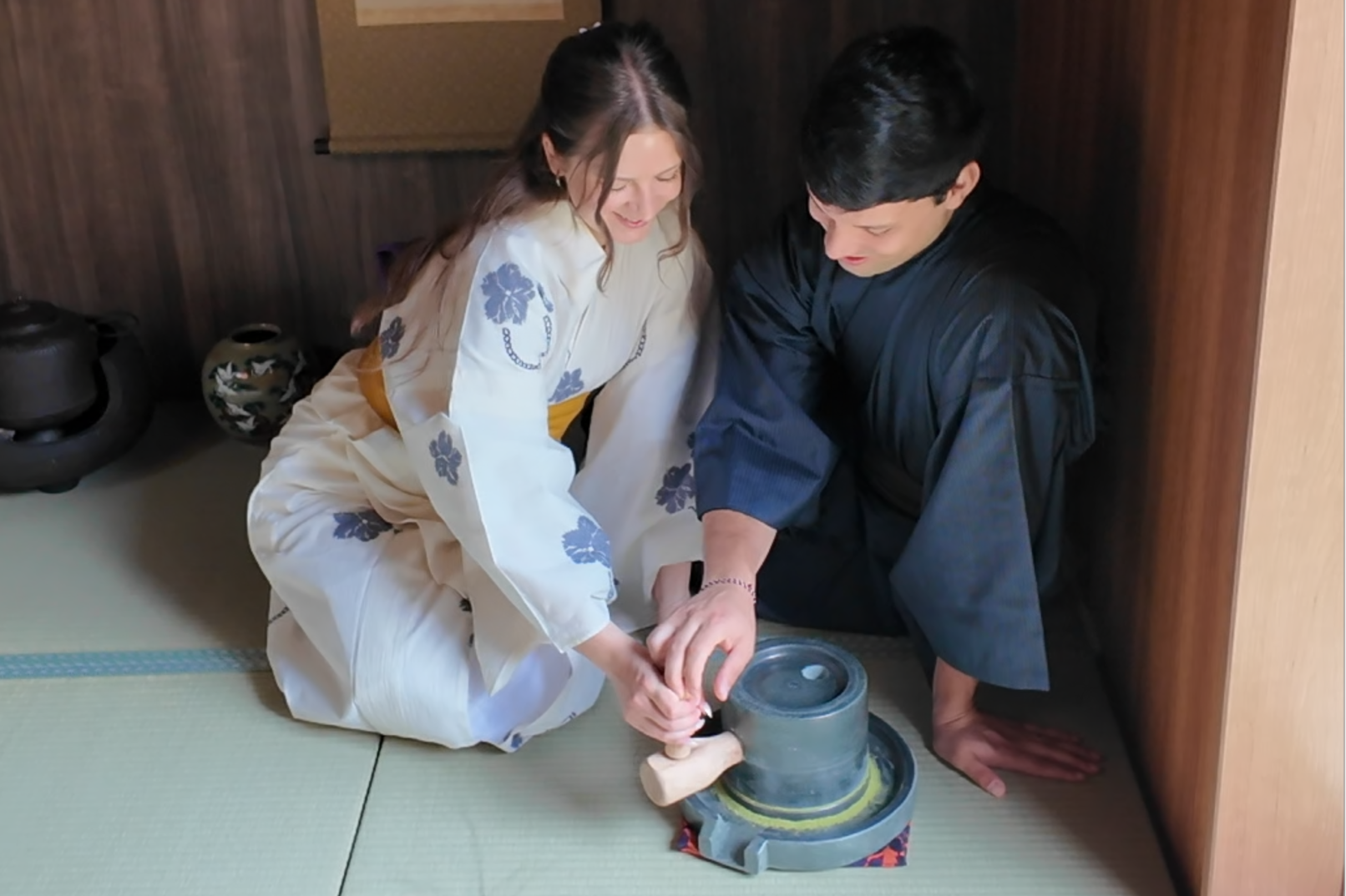 Privat upplevelse i Machiya i Kyoto: Tebjudning, kalligrafi & kimono