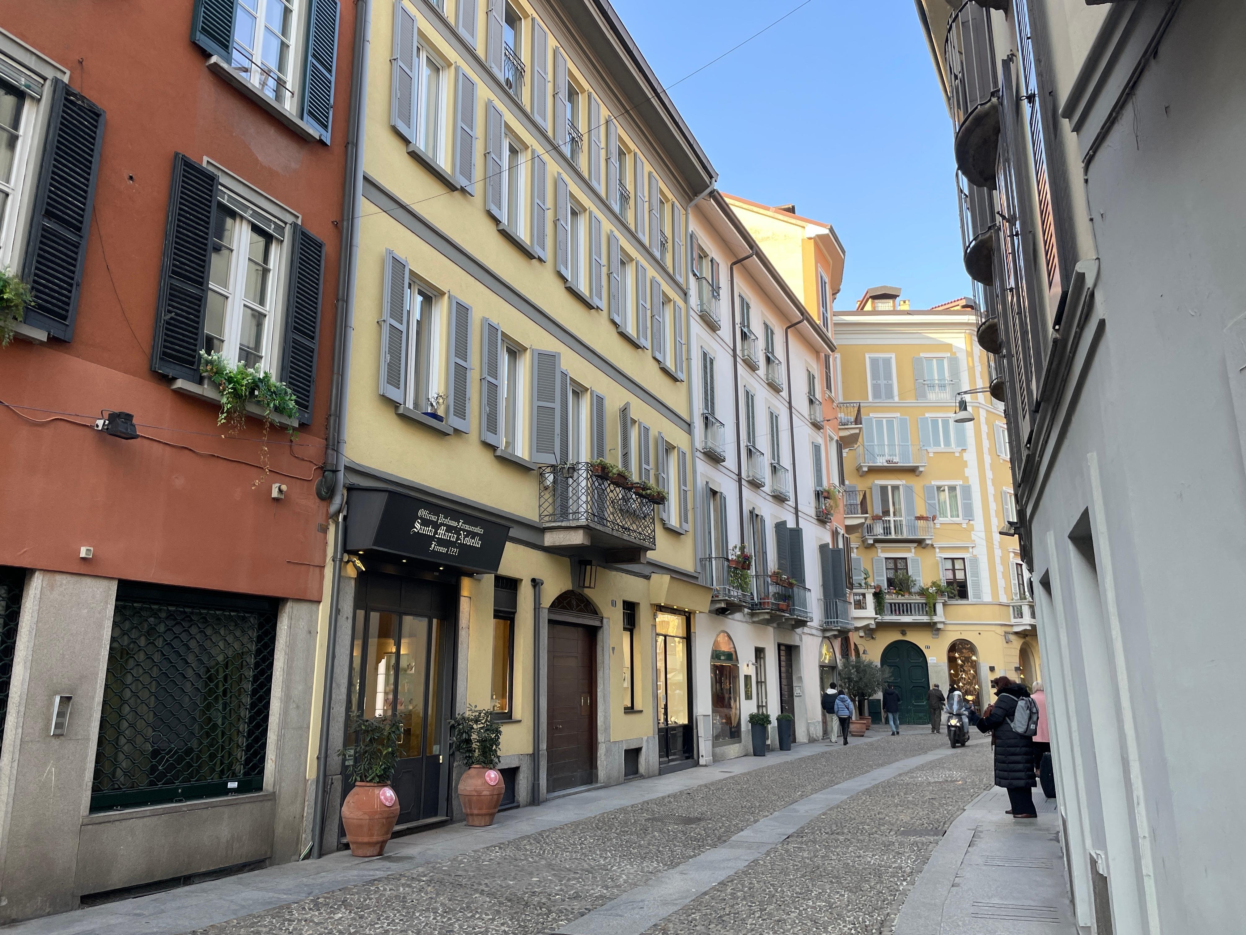 Milan History & Street Food Walk with Wine