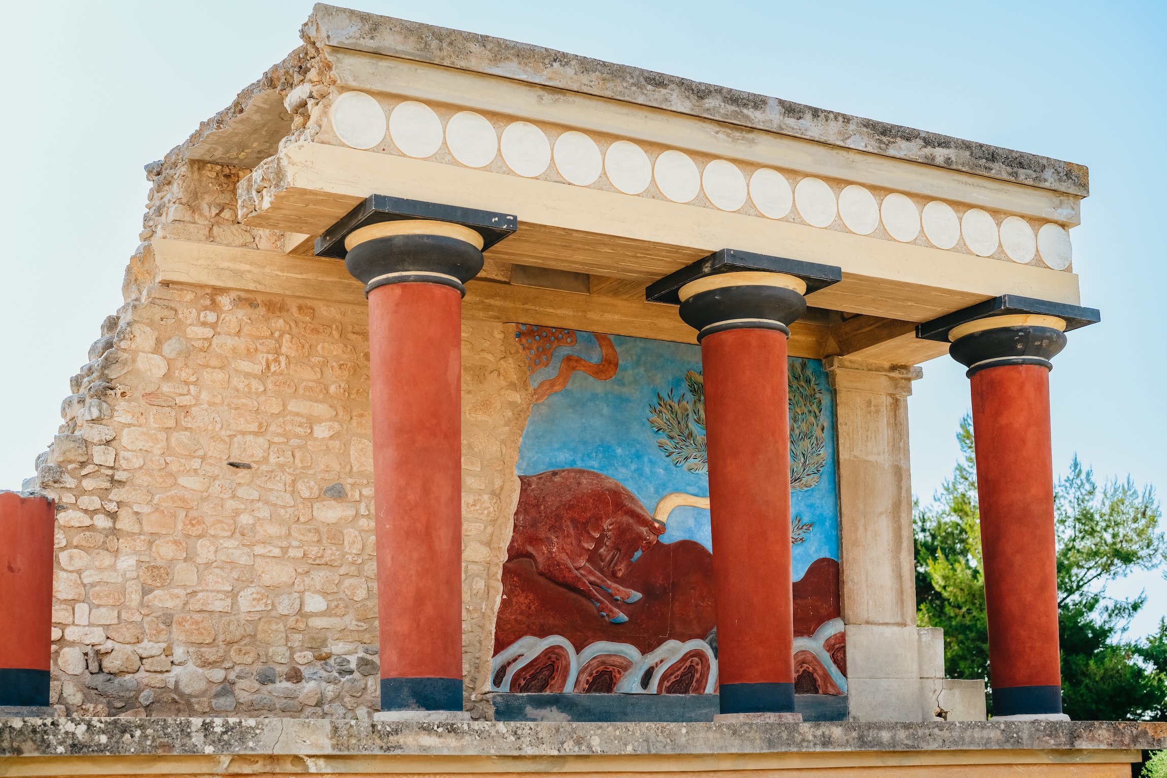 Knossos Palace guided tour Crete — Minoan throne room, grand staircase, bull-leaping frescoes, central court — image 4
