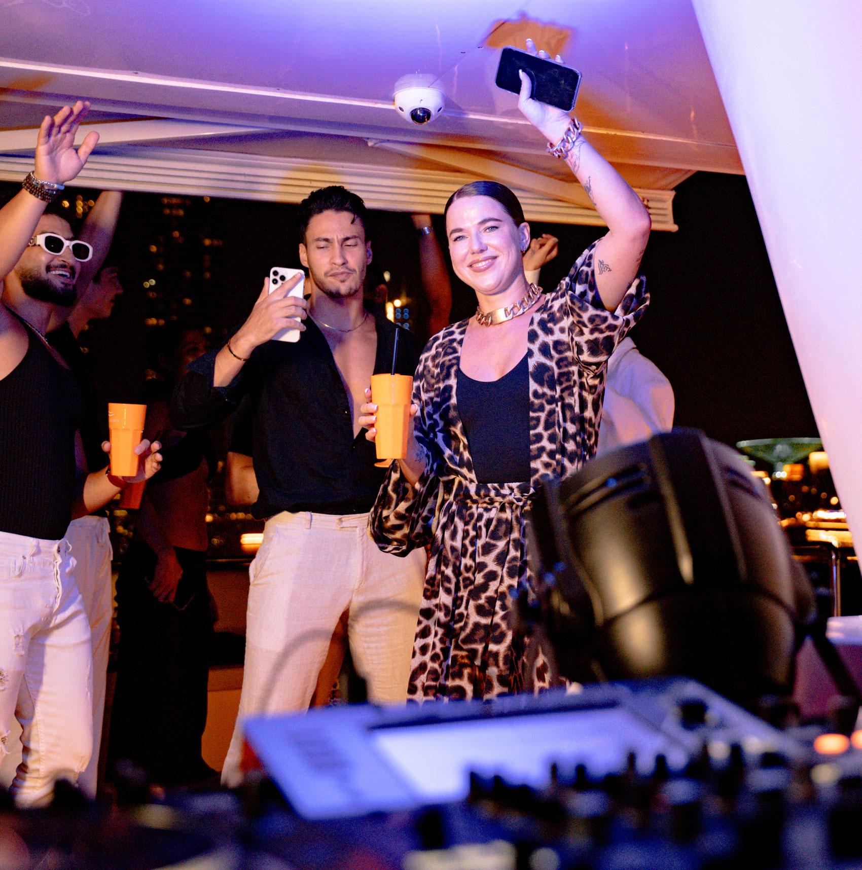 Dubai Marina Luxury Yacht Party – BBQ, Open Bar & Live DJ