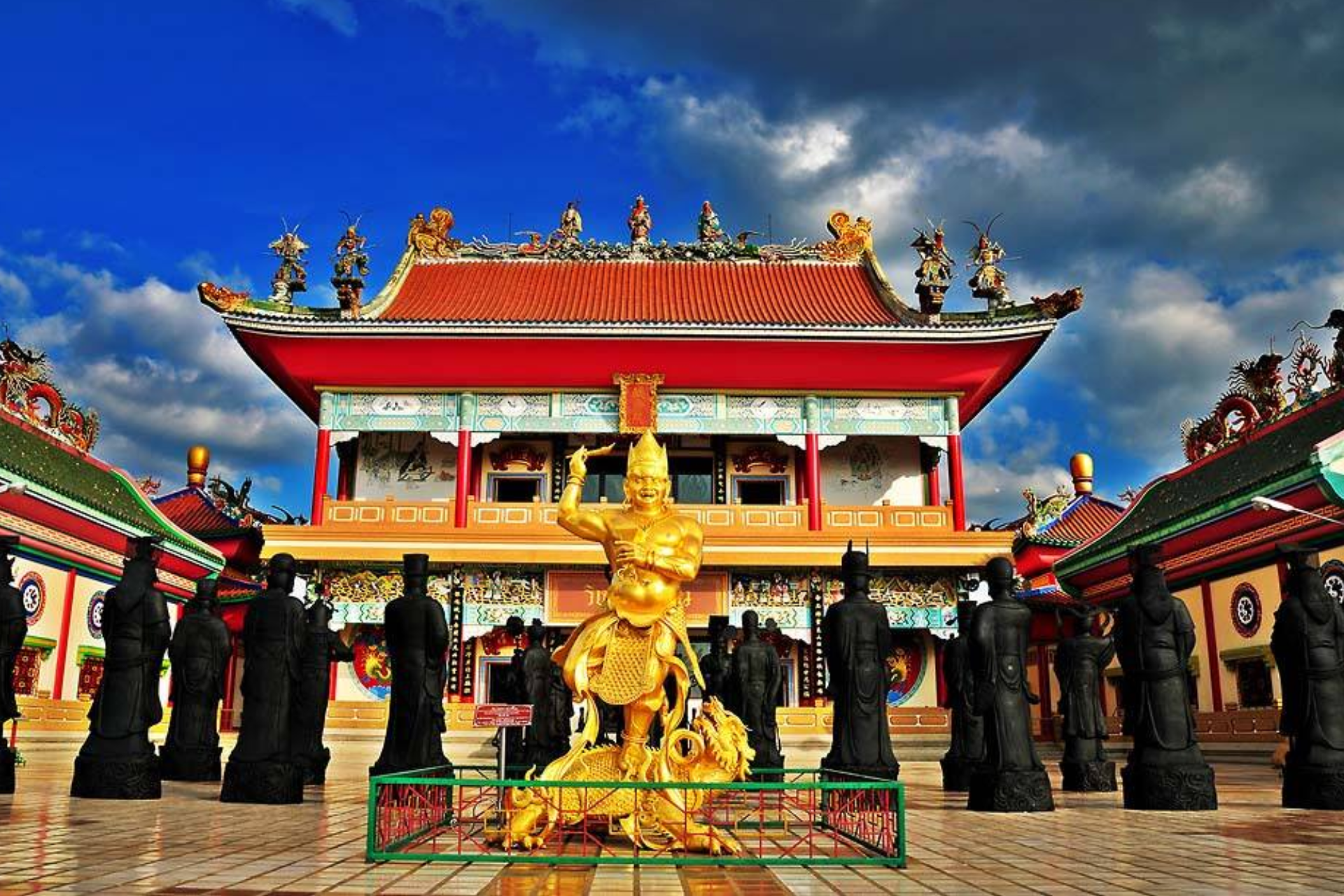 Pattaya Cultural Day Tour: Buddha Mountain, Viharn Sien & Floating Market