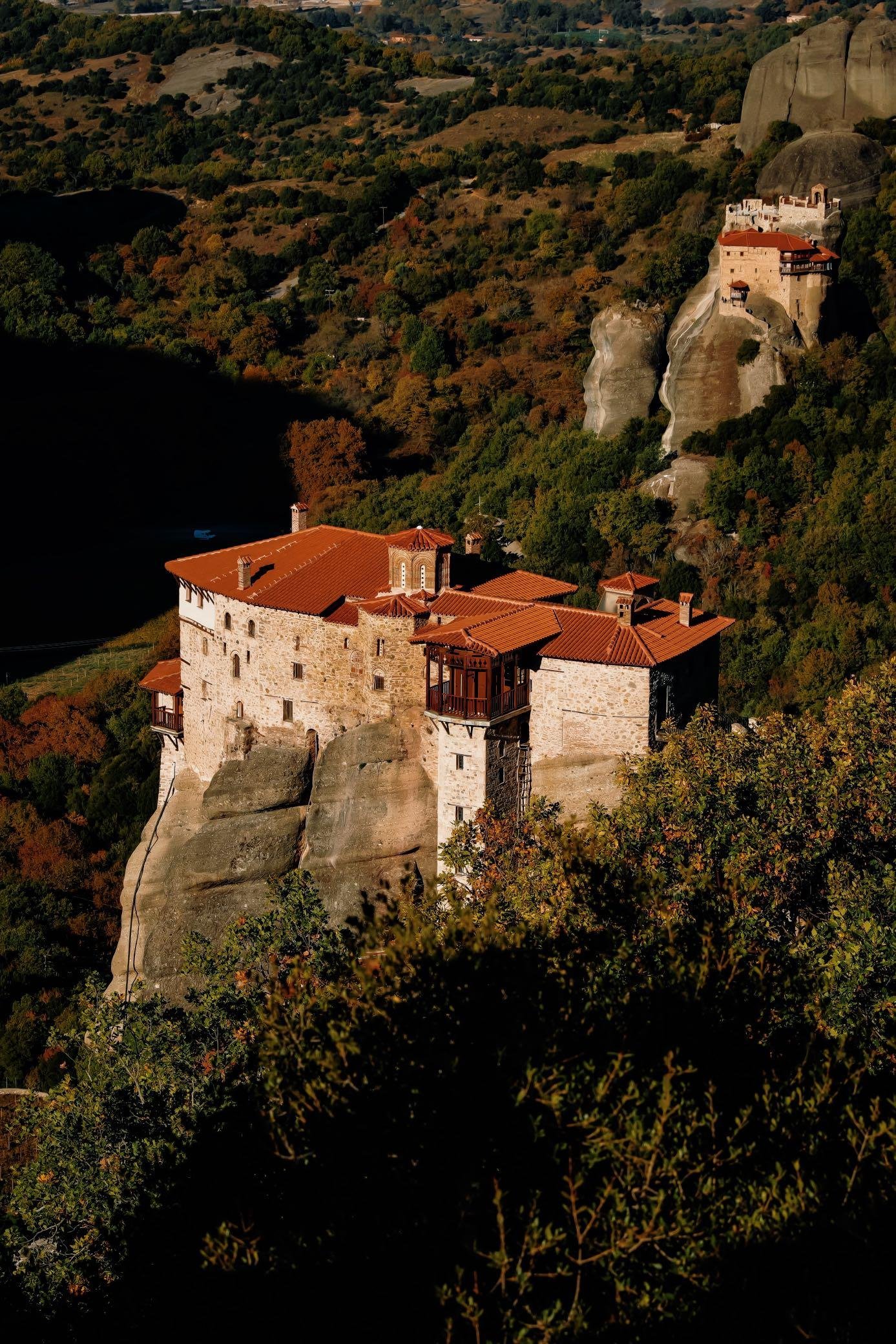 2-Day Delphi & Meteora Tour with Chinese-Speaking Guide