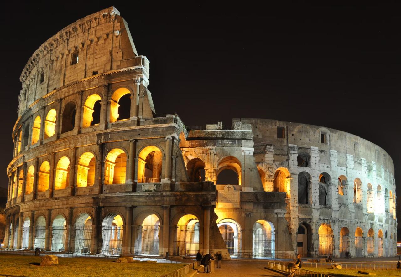 Exclusive Rome by Night: Golf Cart, Italian Dinner & Gelato