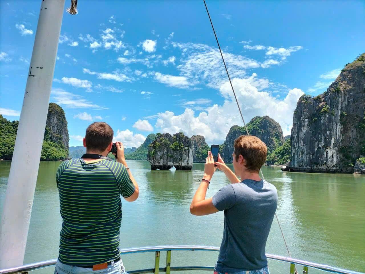 Ha Long Bay Full-Day Cruise: Caves, Kayaking & Scenic Views