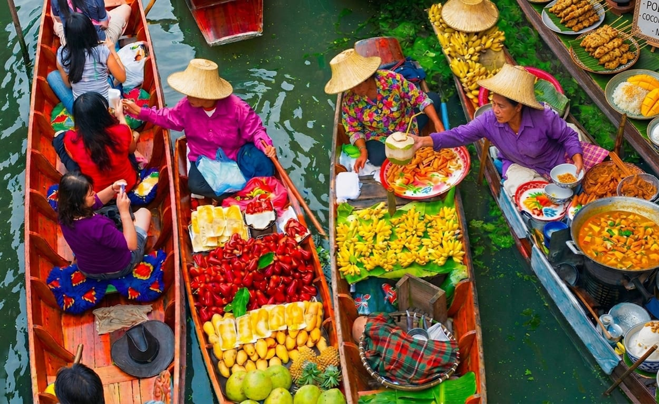 Bangkok: Maeklong Railway Market & Damnoen Saduak Floating Market Day Tour