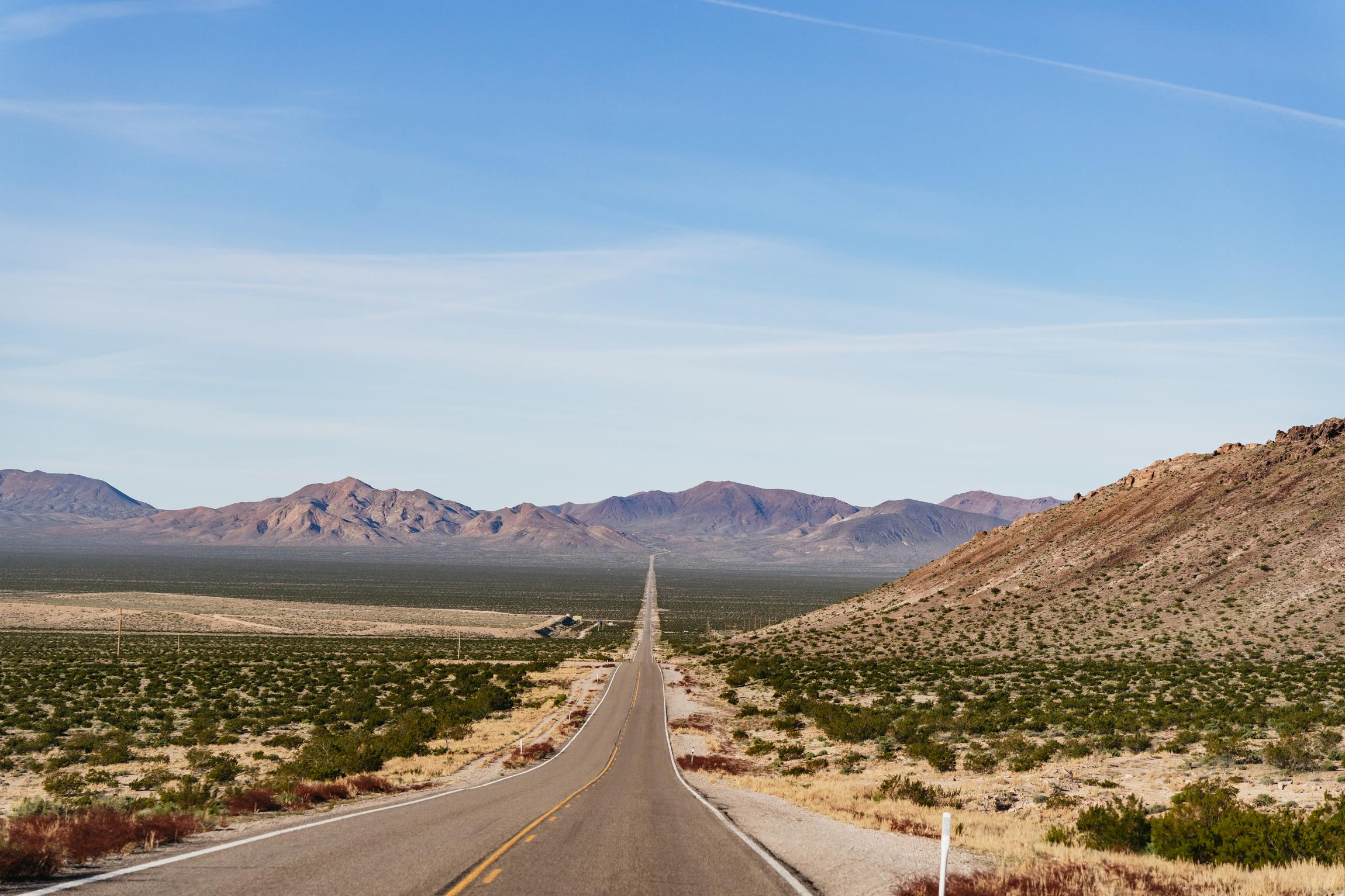 Death Valley national park tour from Las Vegas — Badwater Basin salt flats, Zabriskie Point badlands and Mesquite sand dunes — image 5