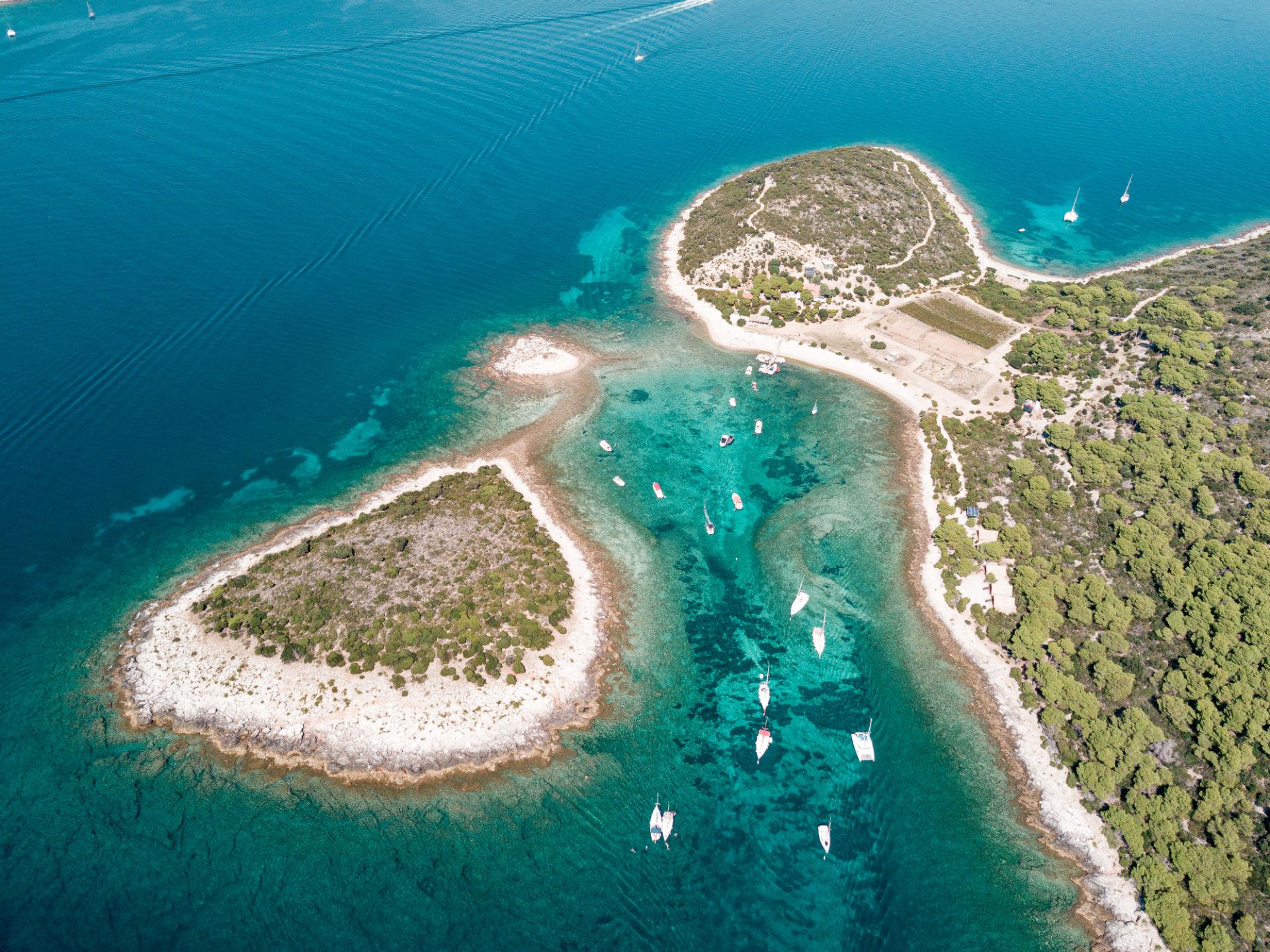 Split: 5-Island Speedboat Adventure with Blue Cave & Hvar