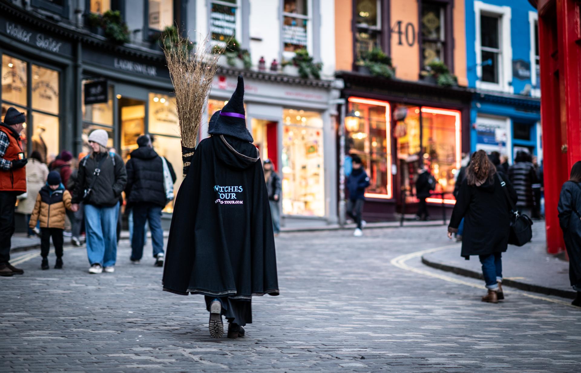 Edinburgh: Witches & Haunted History Walking Tour
