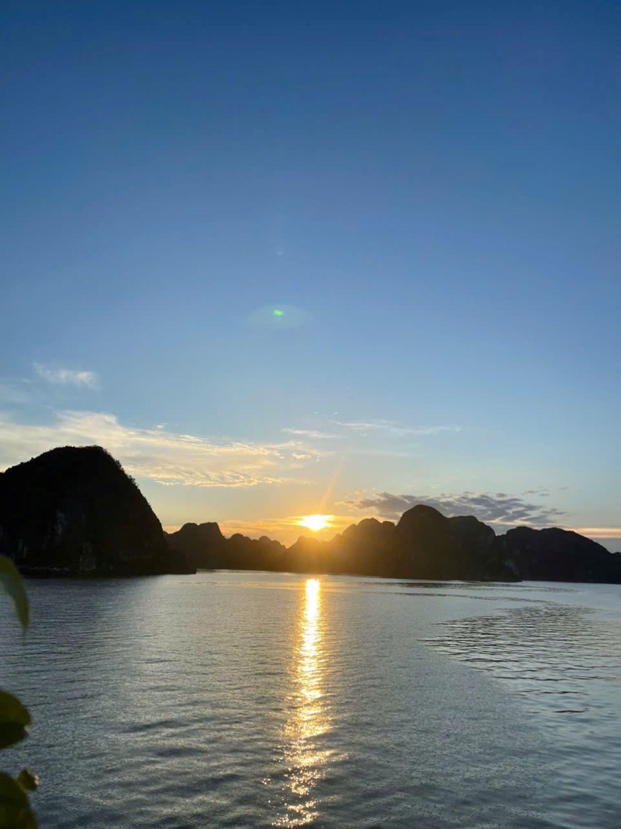 Ha Long Bay Day Trip from Hanoi: Luxury or Standard Cruise with Lunch