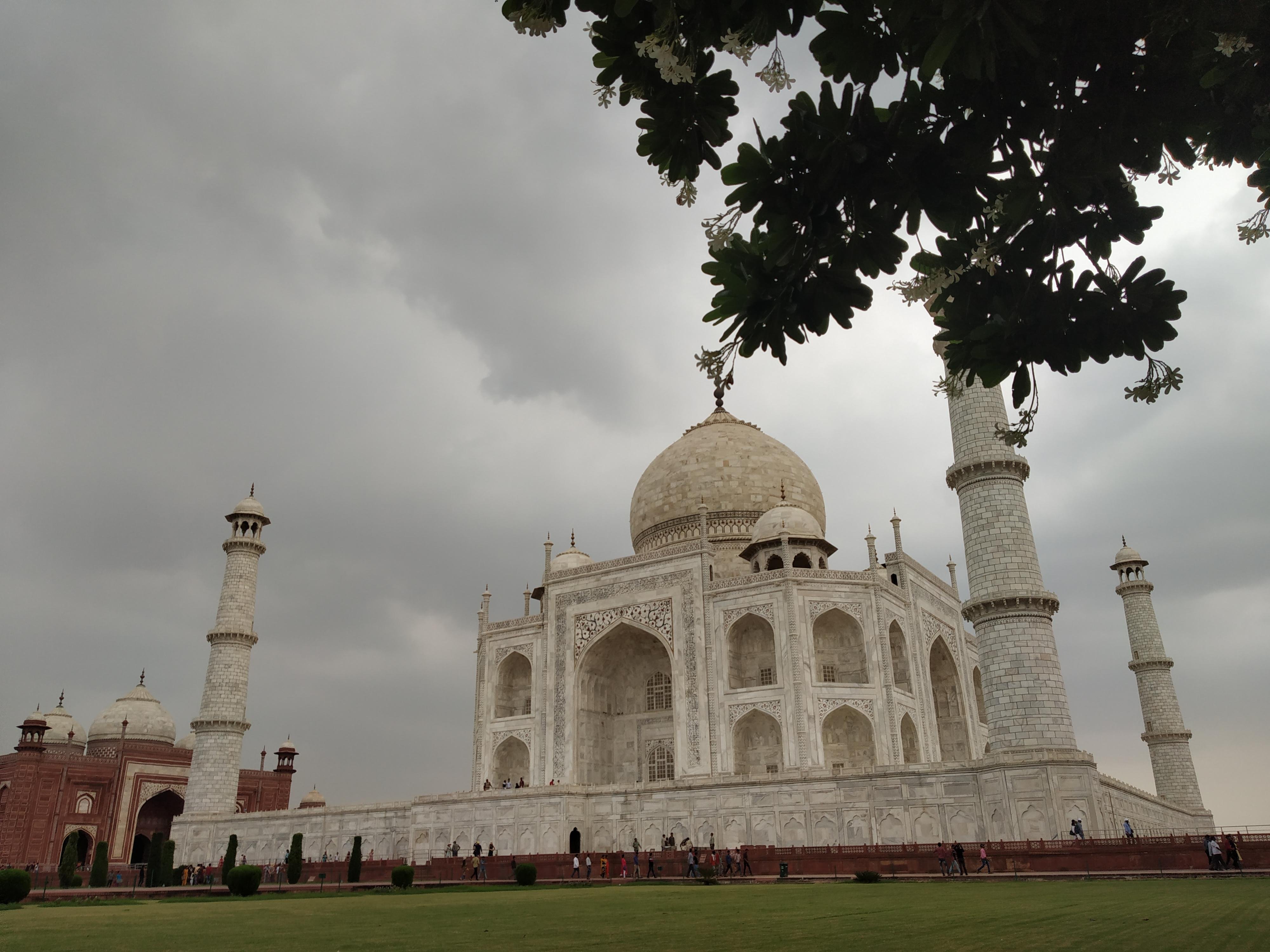 Taj Mahal Guided Tour with Traditional Saree or Kurta Experience