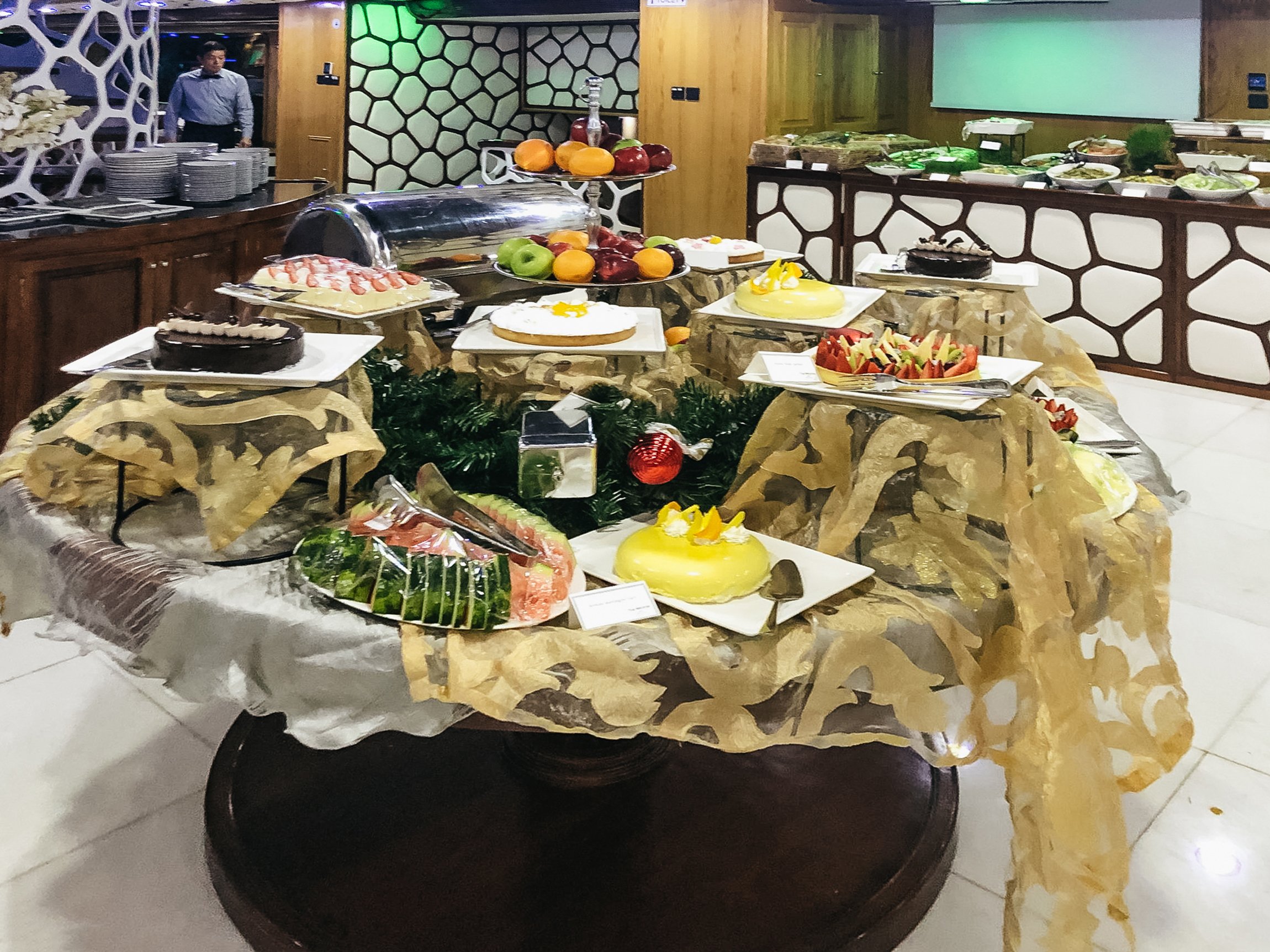 Dubai Mega Yacht Dinner Cruise with Buffet