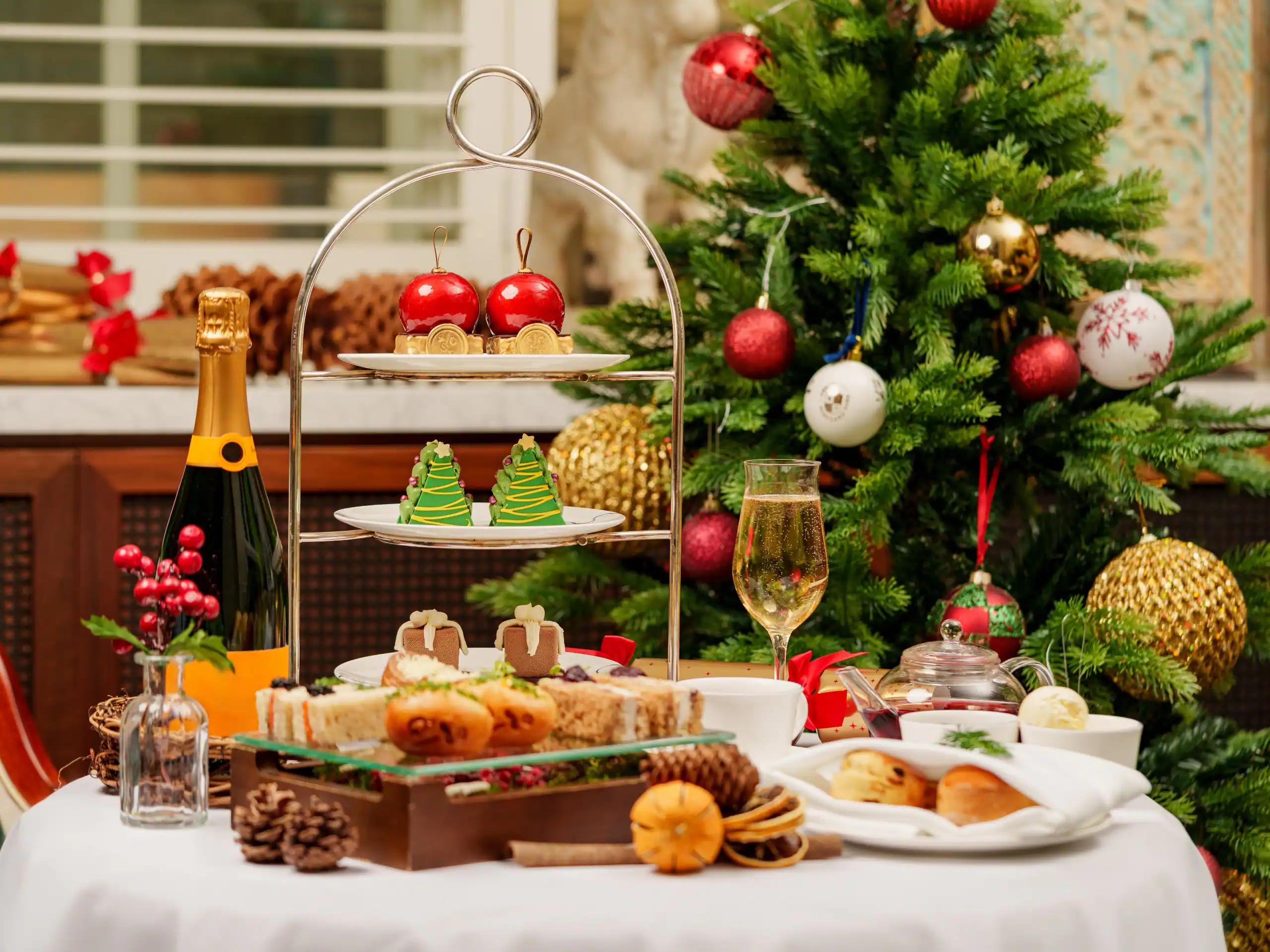 Luxury Afternoon Tea and London Christmas Lights Taxi Tour