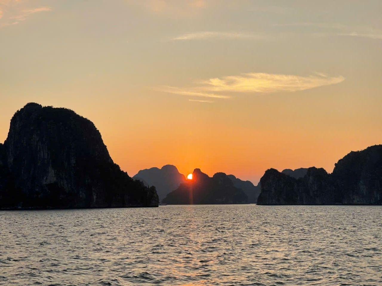 Ha Long Bay Day Trip from Hanoi: Luxury or Standard Cruise with Lunch