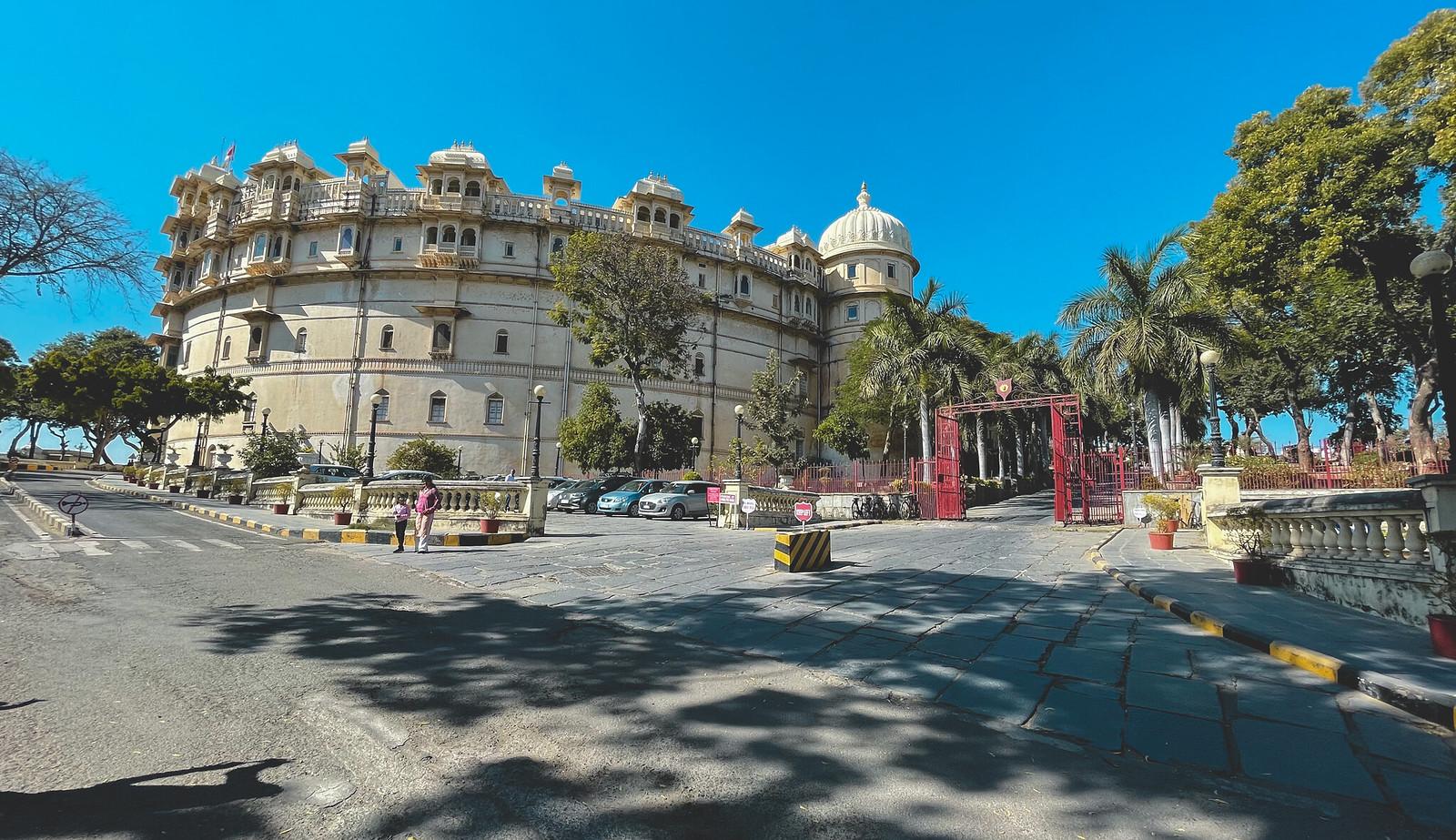 Udaipur Full-Day Highlights: Palaces, Lakes, and Heritage Tour